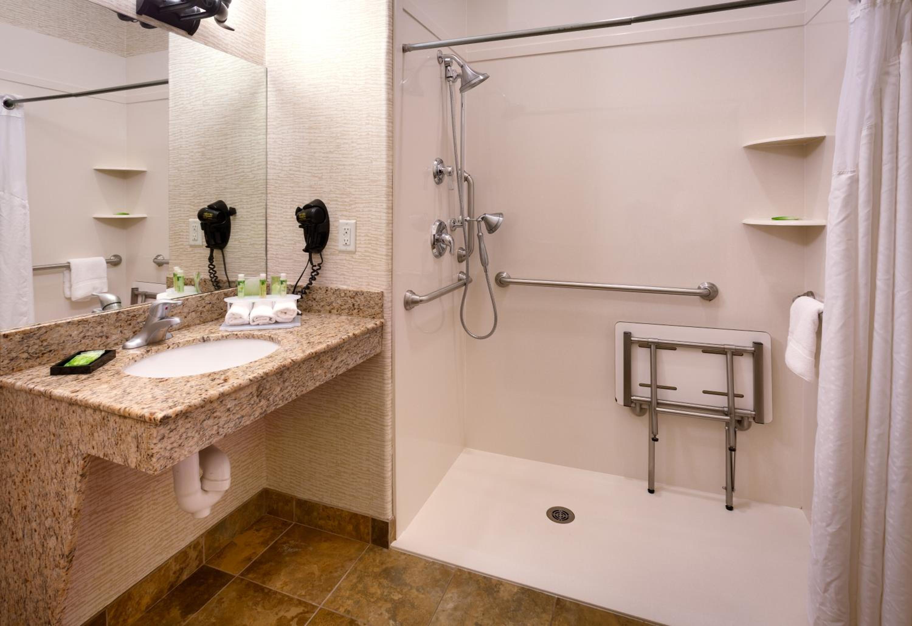 King Room - Hearing Accessible - Roll-in Shower - Photo 5