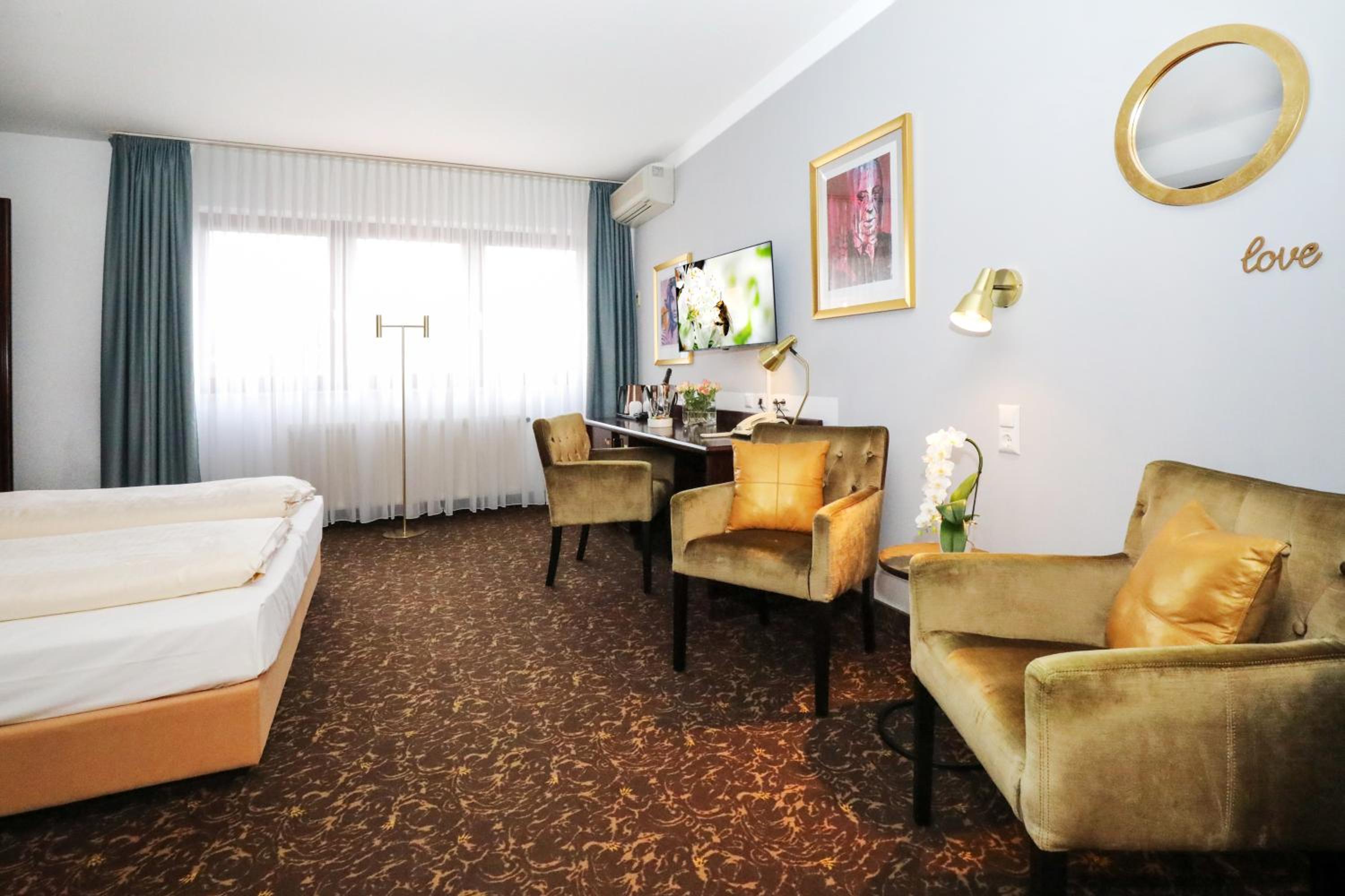 King Room with Balcony - Photo 3