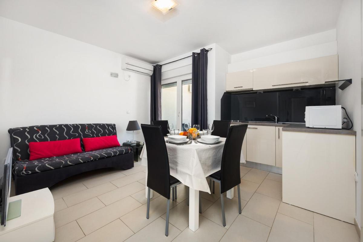 Two bedroom Apartment with Garden view photo 3