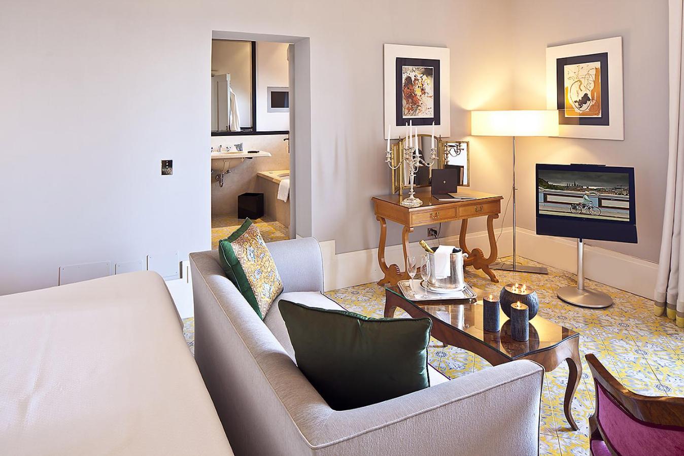 Deluxe Double or Twin Room with Balcony and Sea View - Photo 8