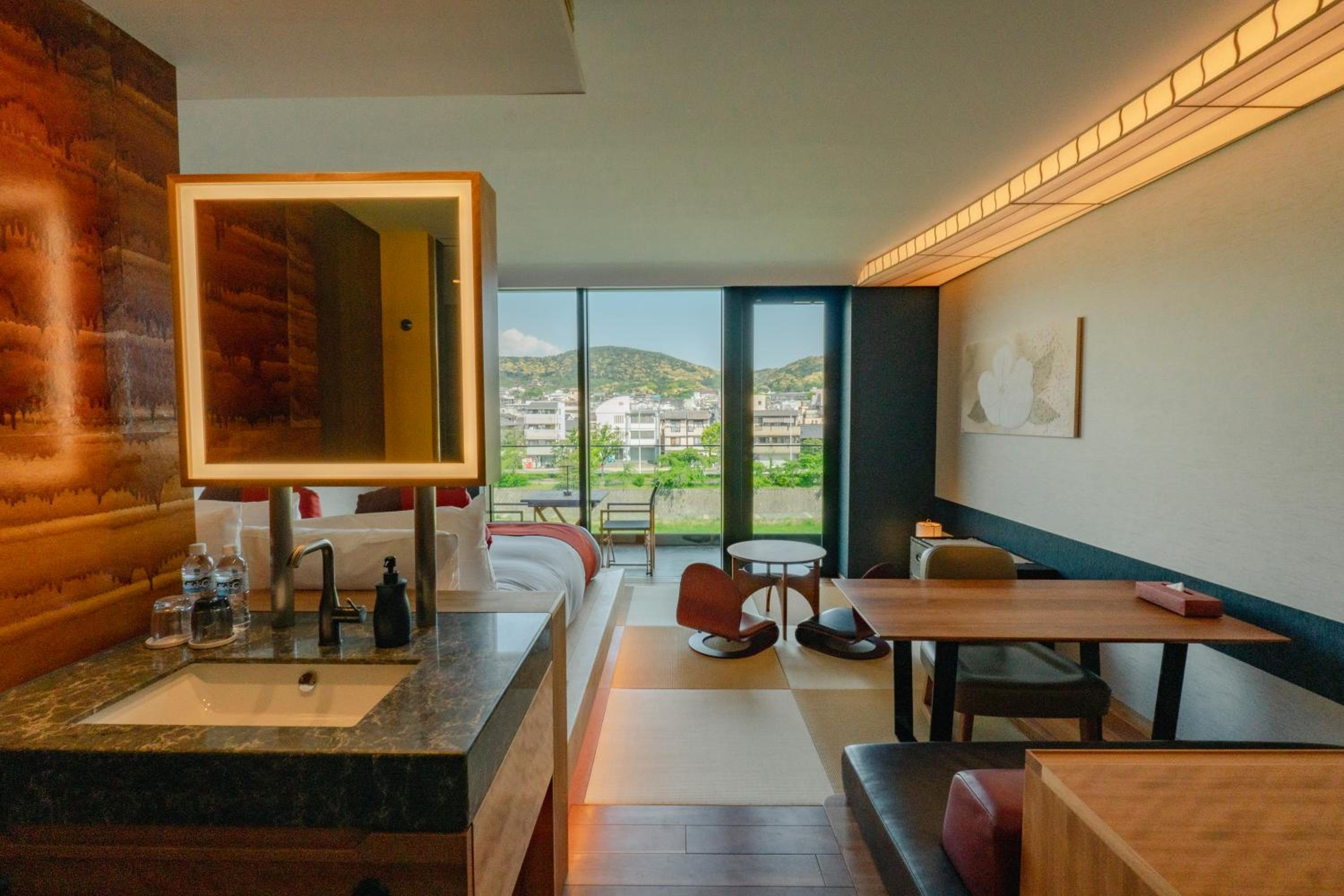 Deluxe Double Room with Balcony - Photo 7