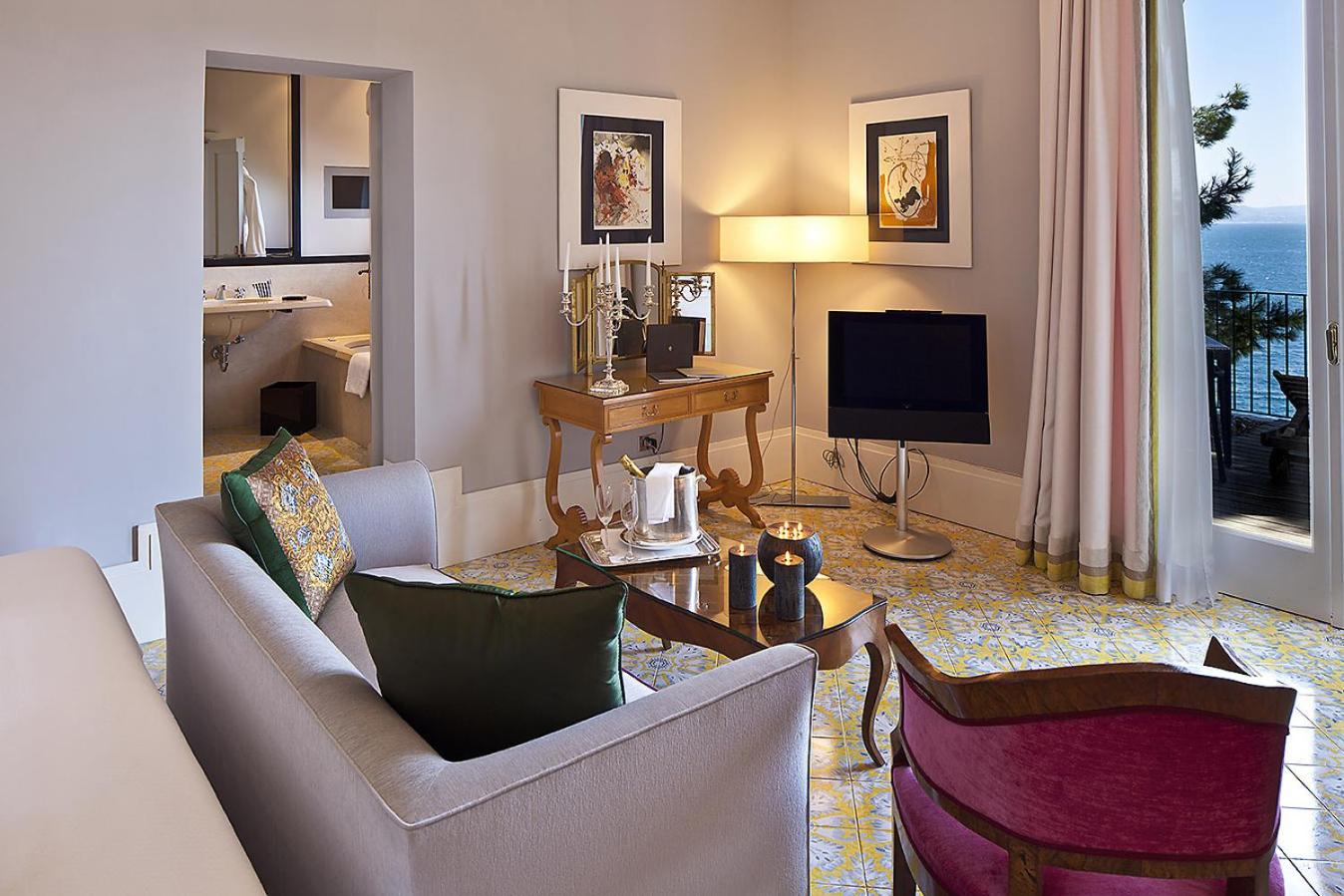Deluxe Double or Twin Room with Balcony and Sea View - Photo 7