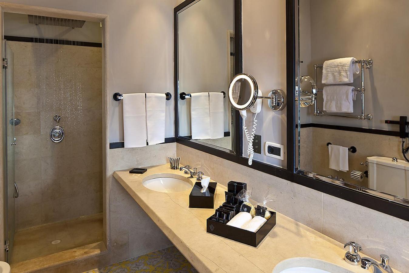 Deluxe Double or Twin Room with Balcony and Sea View - Photo 4