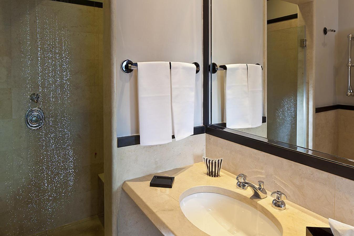 Deluxe Double or Twin Room with Balcony and Sea View - Photo 10