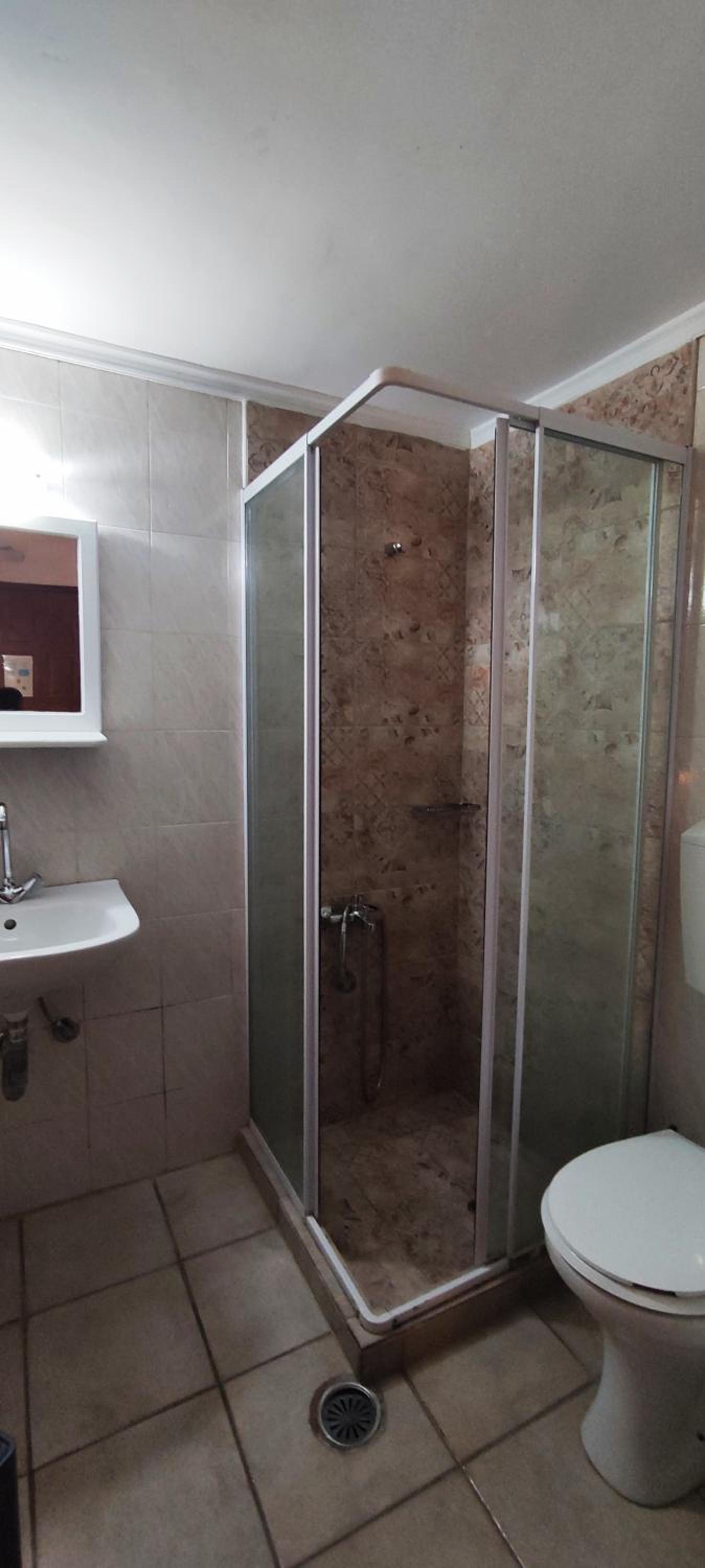 Budget Double Room - Photo 10