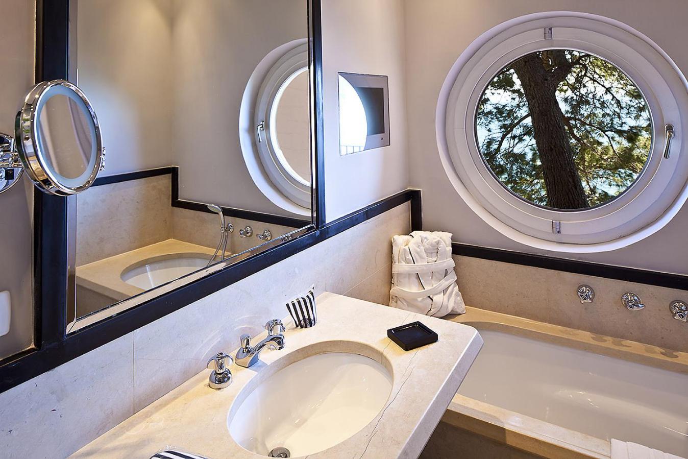 Deluxe Double or Twin Room with Balcony and Sea View - Photo 2