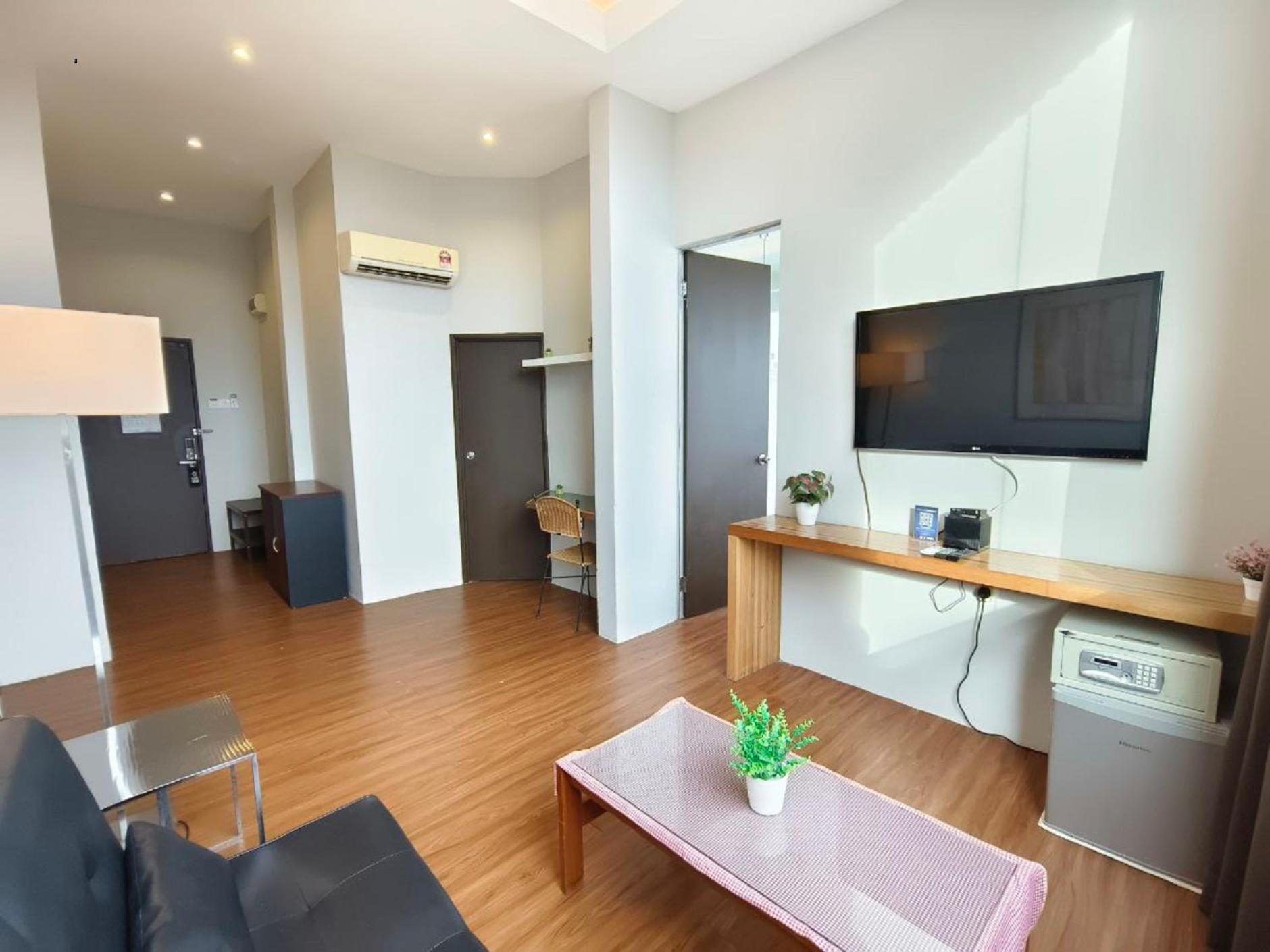 Executive Suite - Photo 8