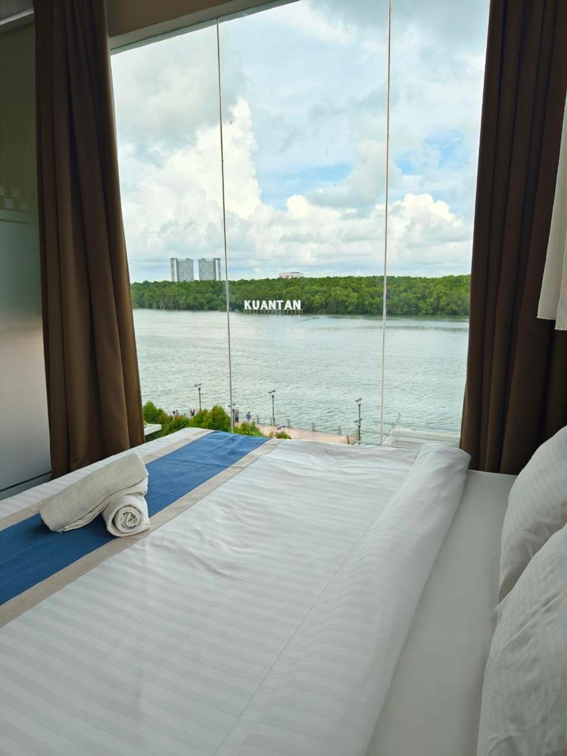 Executive Suite - Photo 9