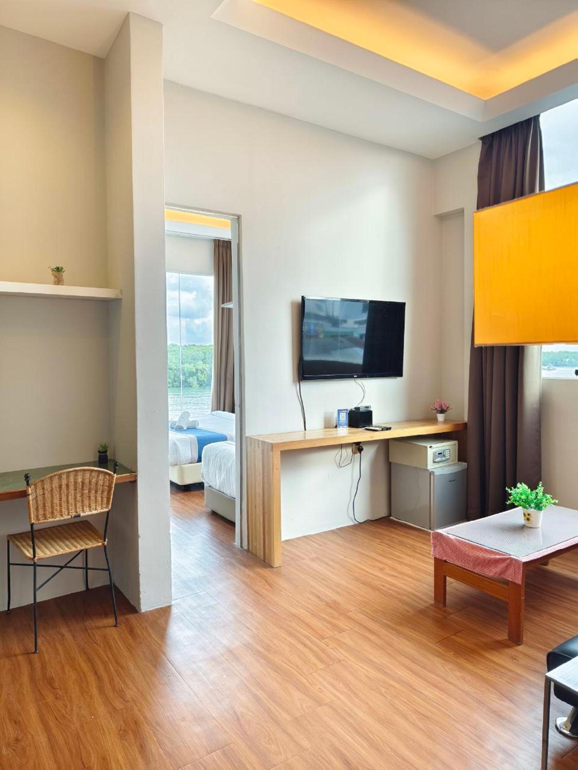 Executive Suite - Photo 2