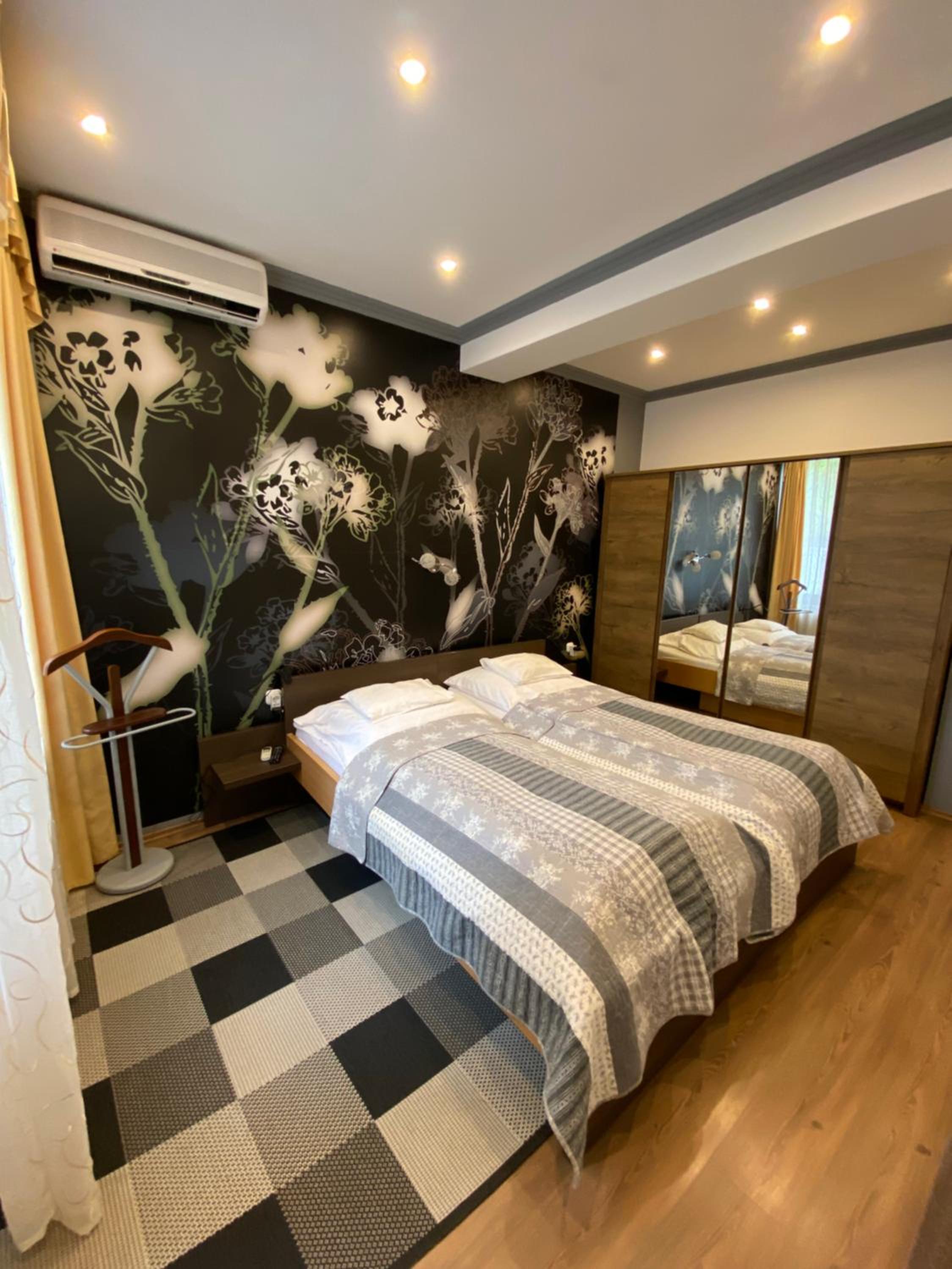 One-Bedroom Apartment with Terrace photo 1