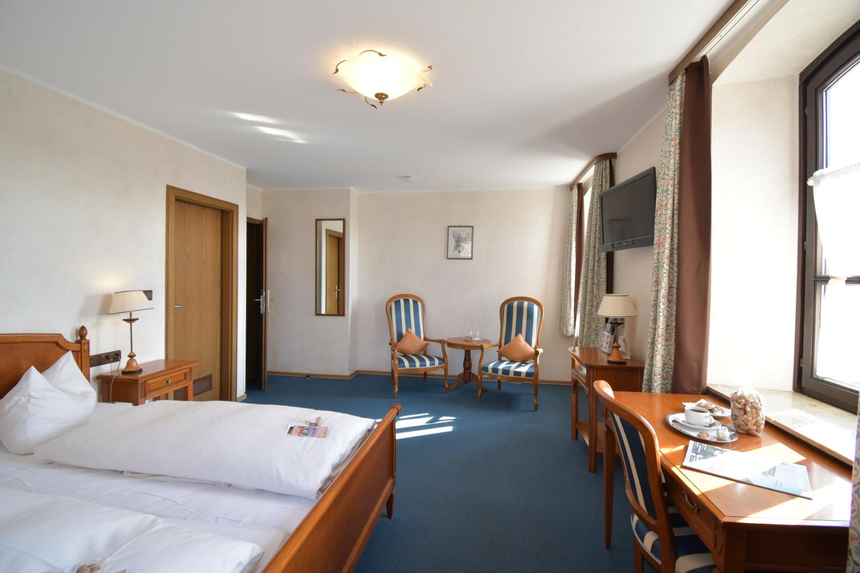 Large Double Room - Photo 3