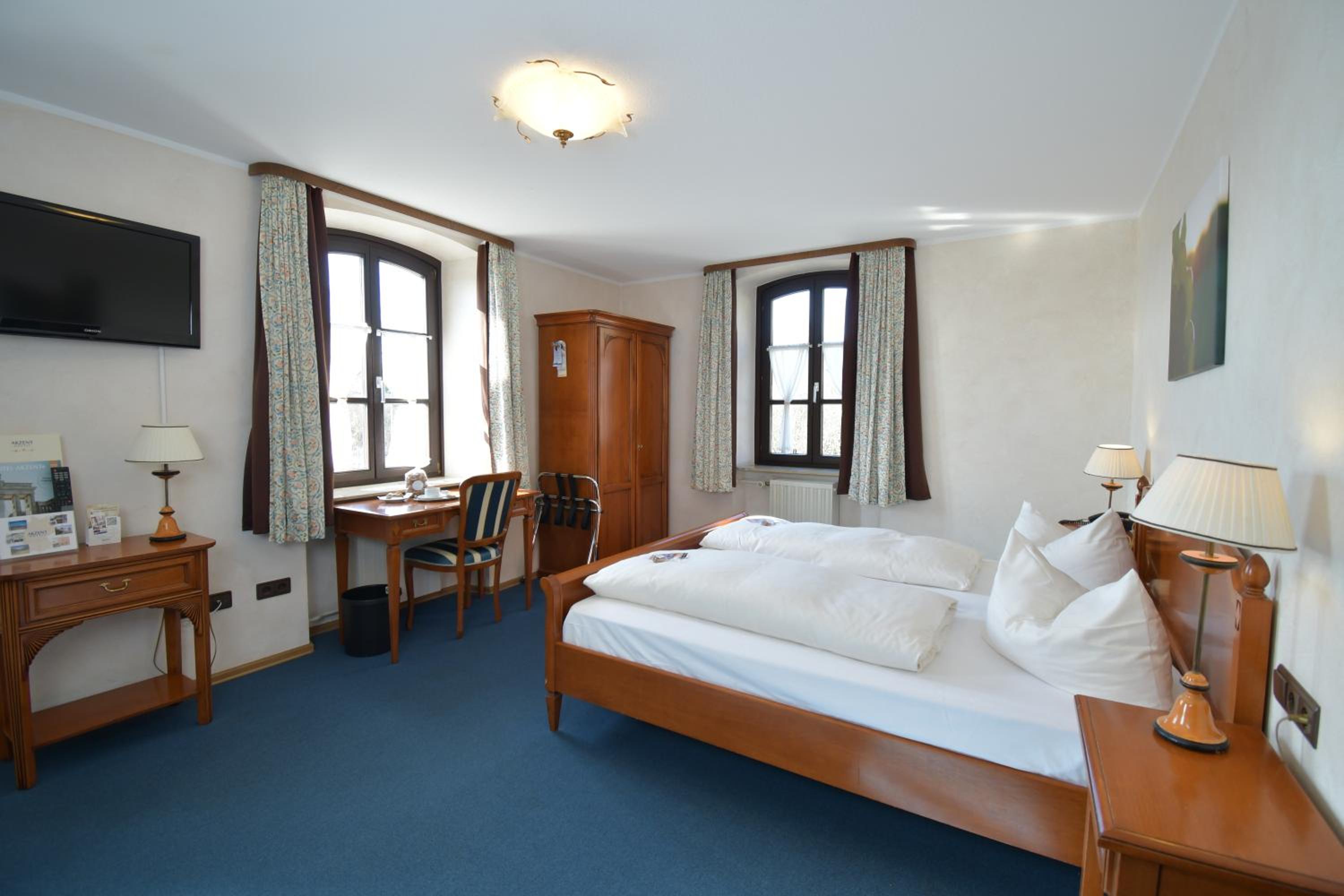 Large Double Room - Photo 4