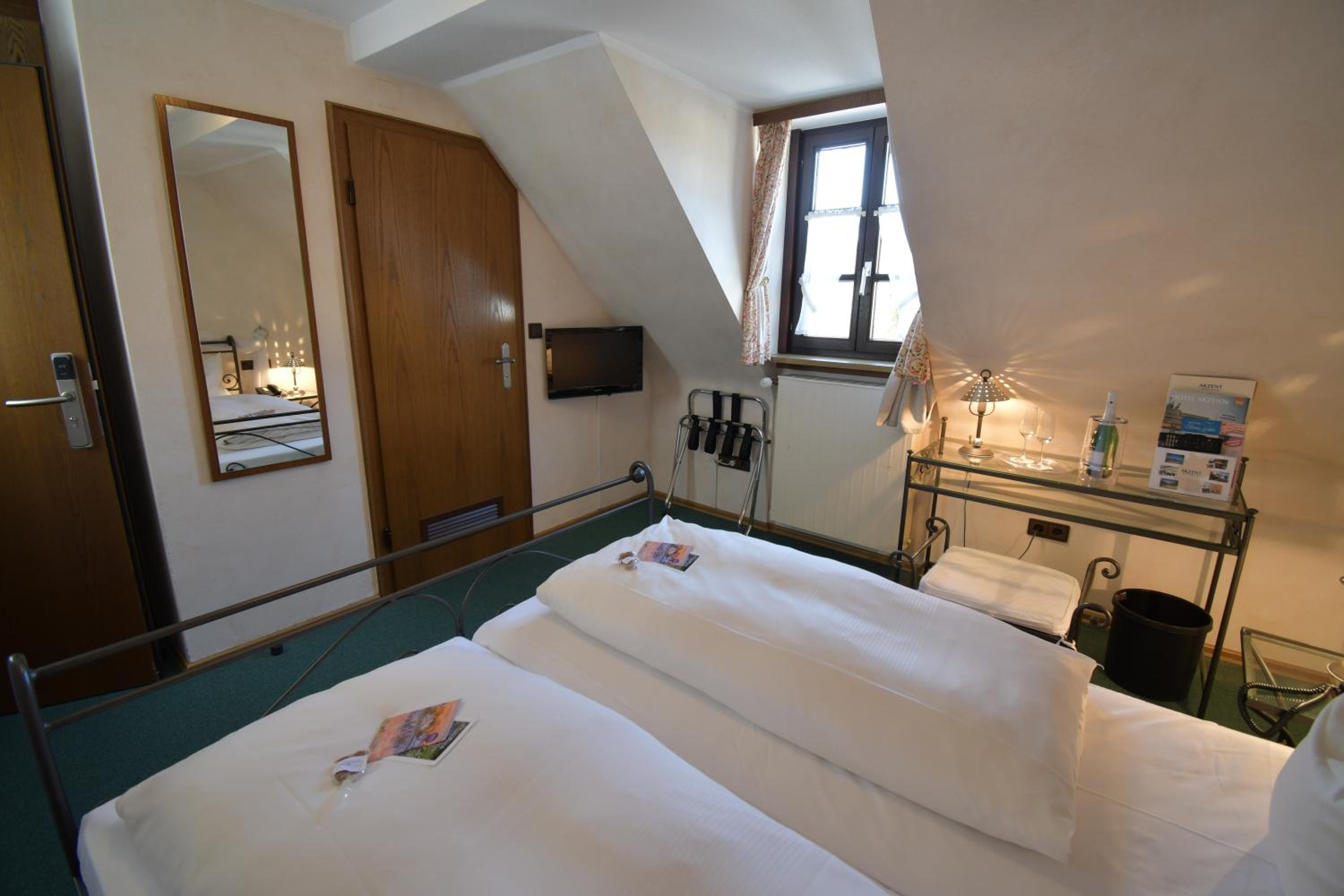 Standard Double Room - Photo 3