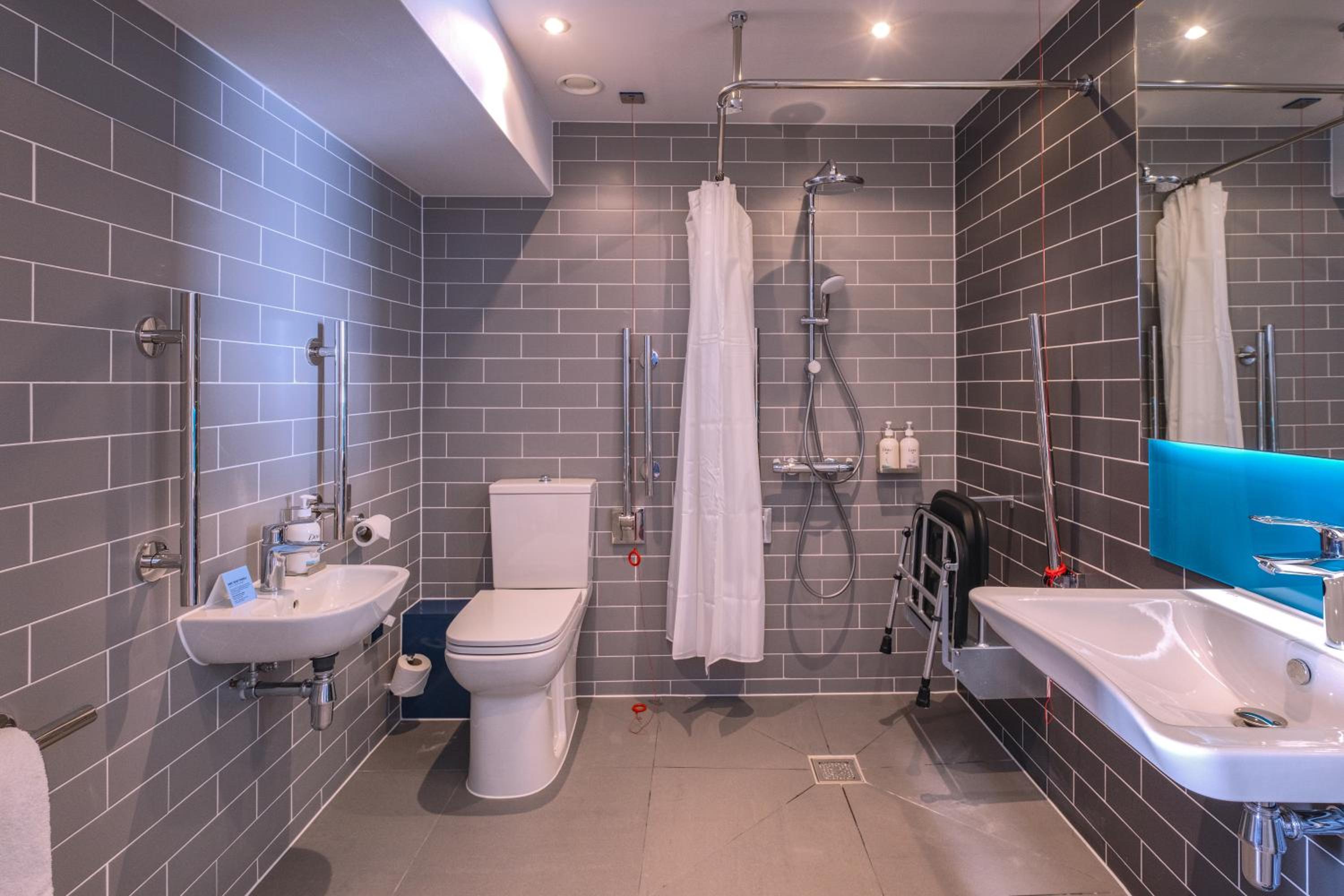Standard Accessible Queen Room with Free Hot Breakfast - Photo 4