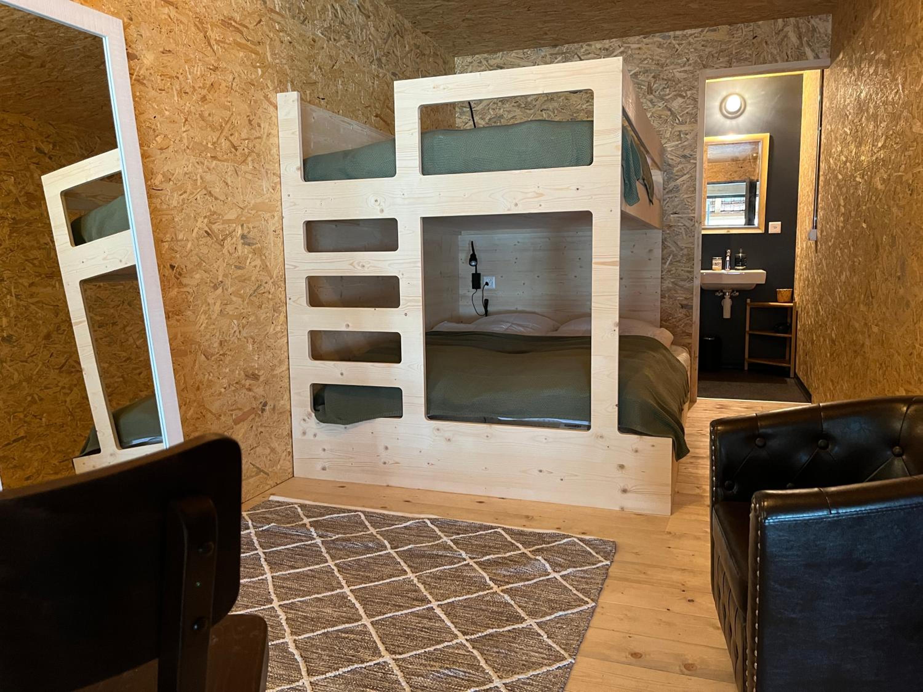 Quadruple Room with Private Bathroom photo 2