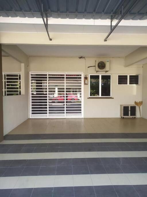 Three-Bedroom House photo 2