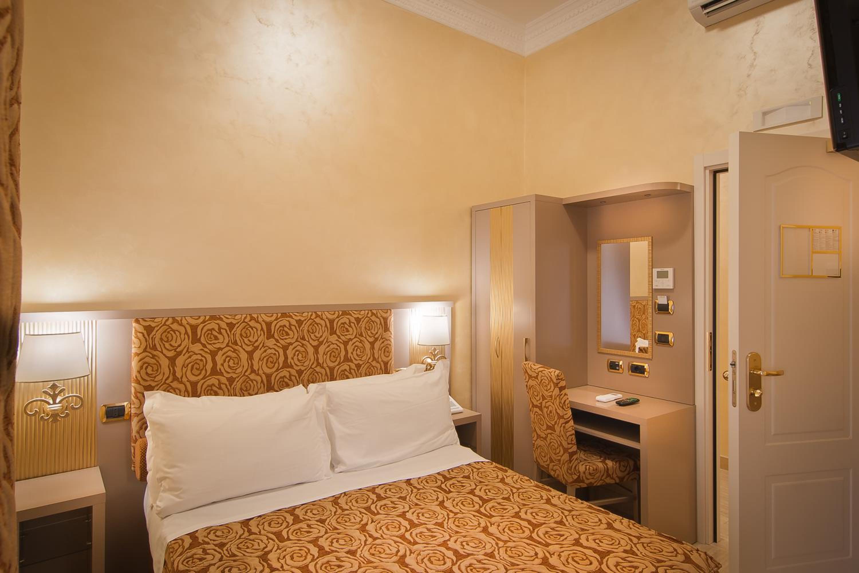 Small Double Room photo 1