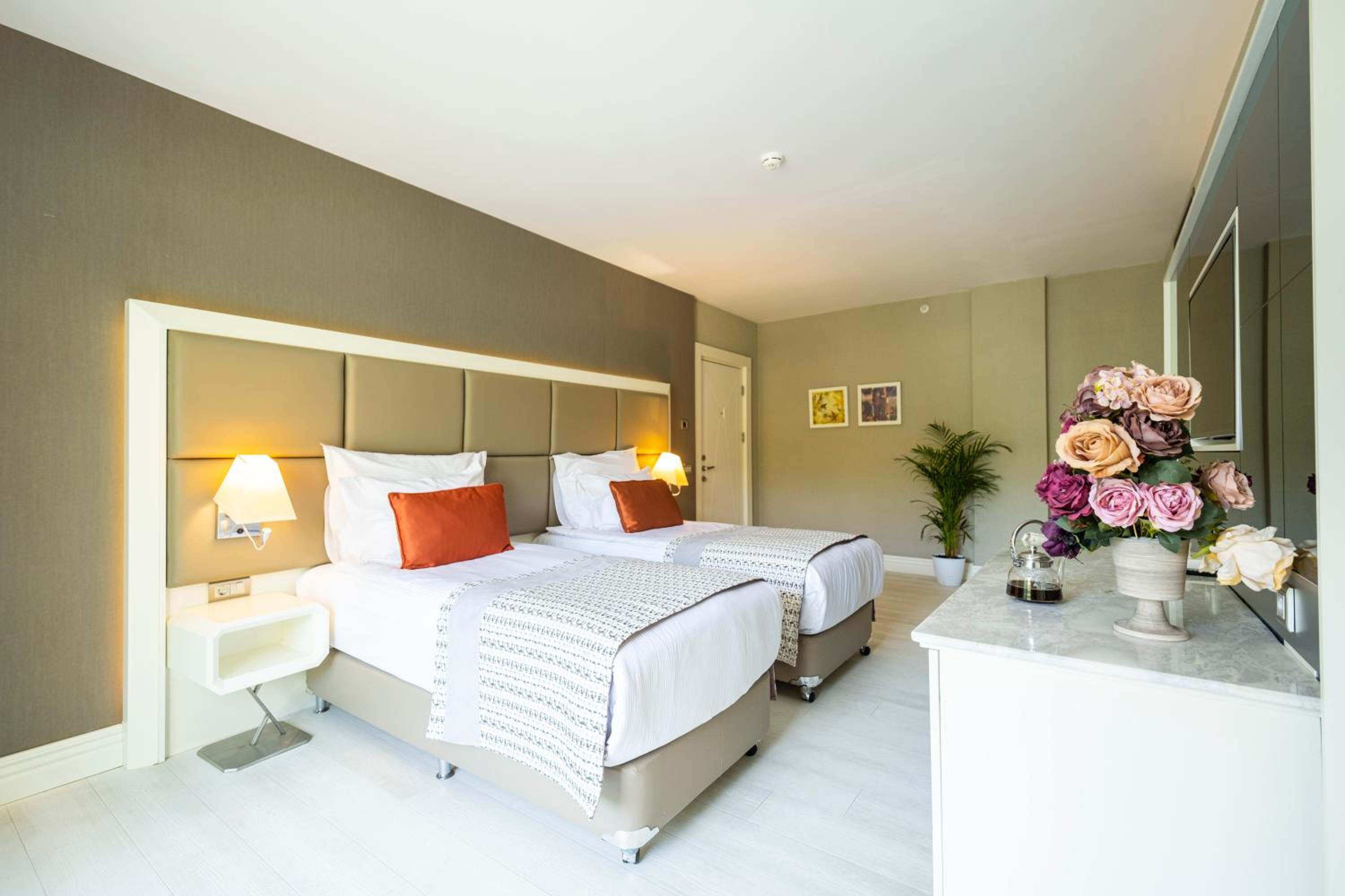 Quadruple Room with Sea View - Photo 4