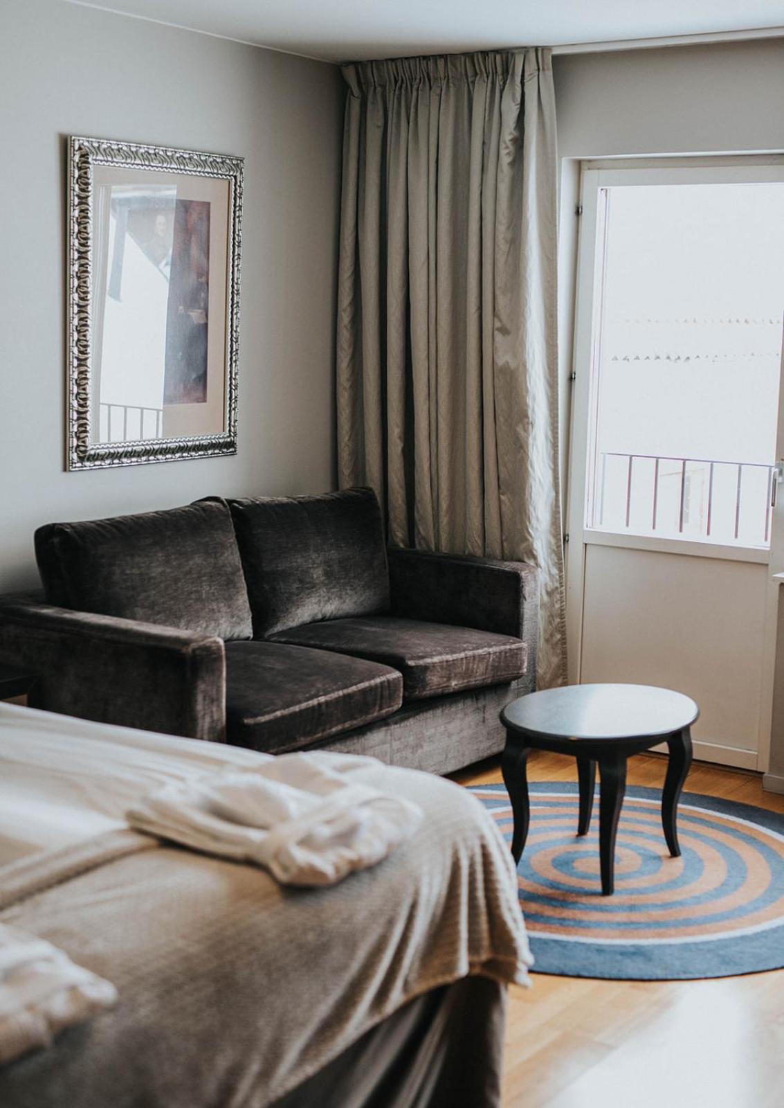 Deluxe King Room - Photo 8