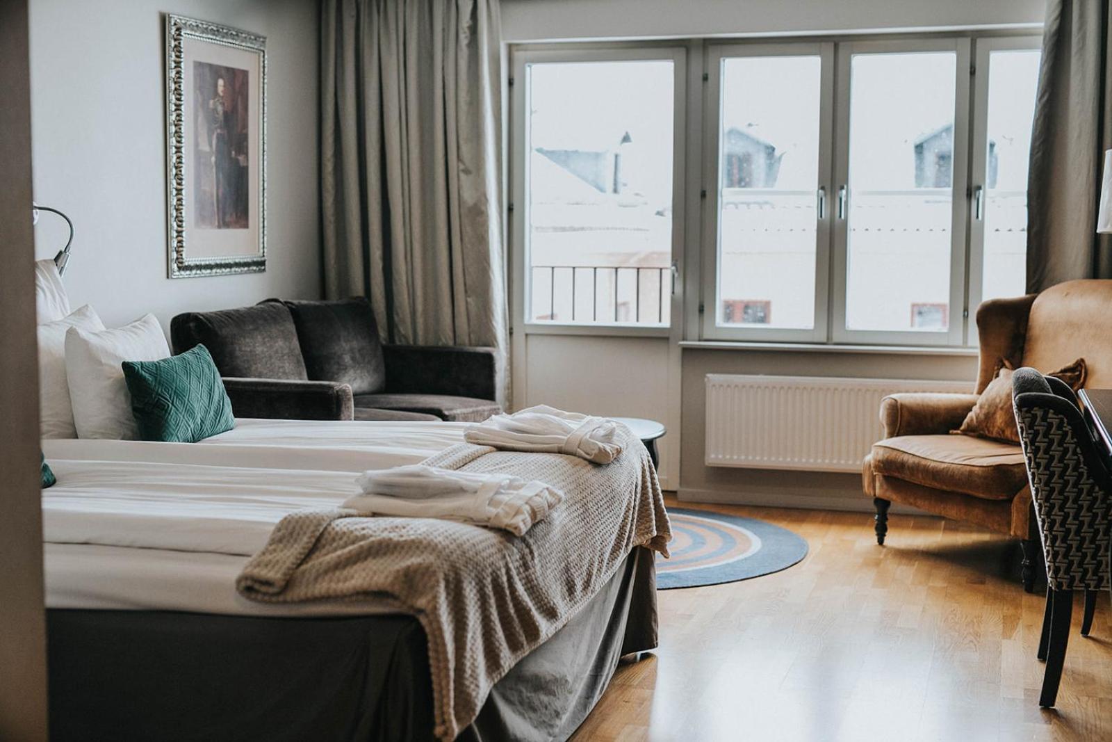 Deluxe King Room - Photo 10