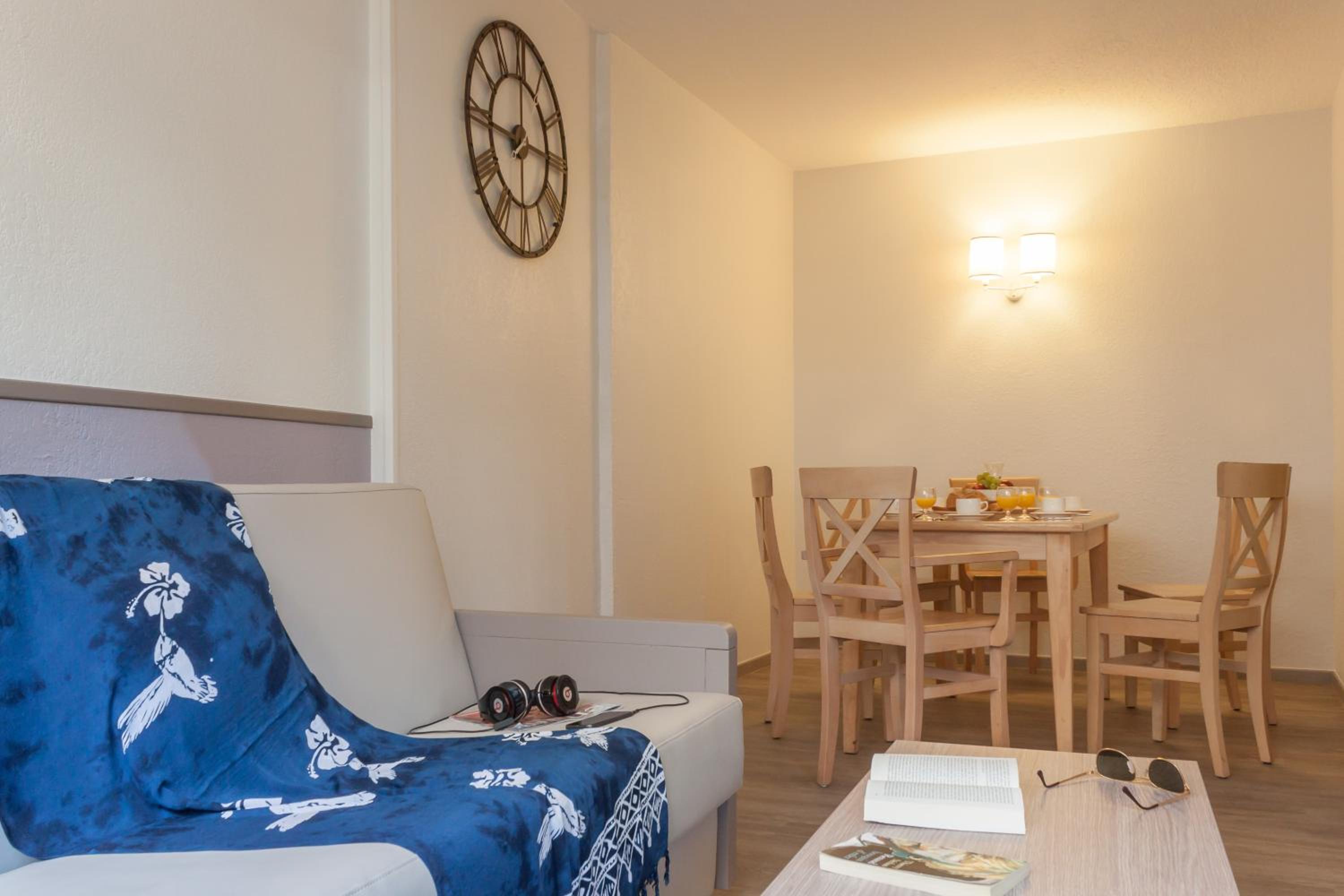 Studio with Sleeping Alcove and Balcony (4 Adults) photo 1