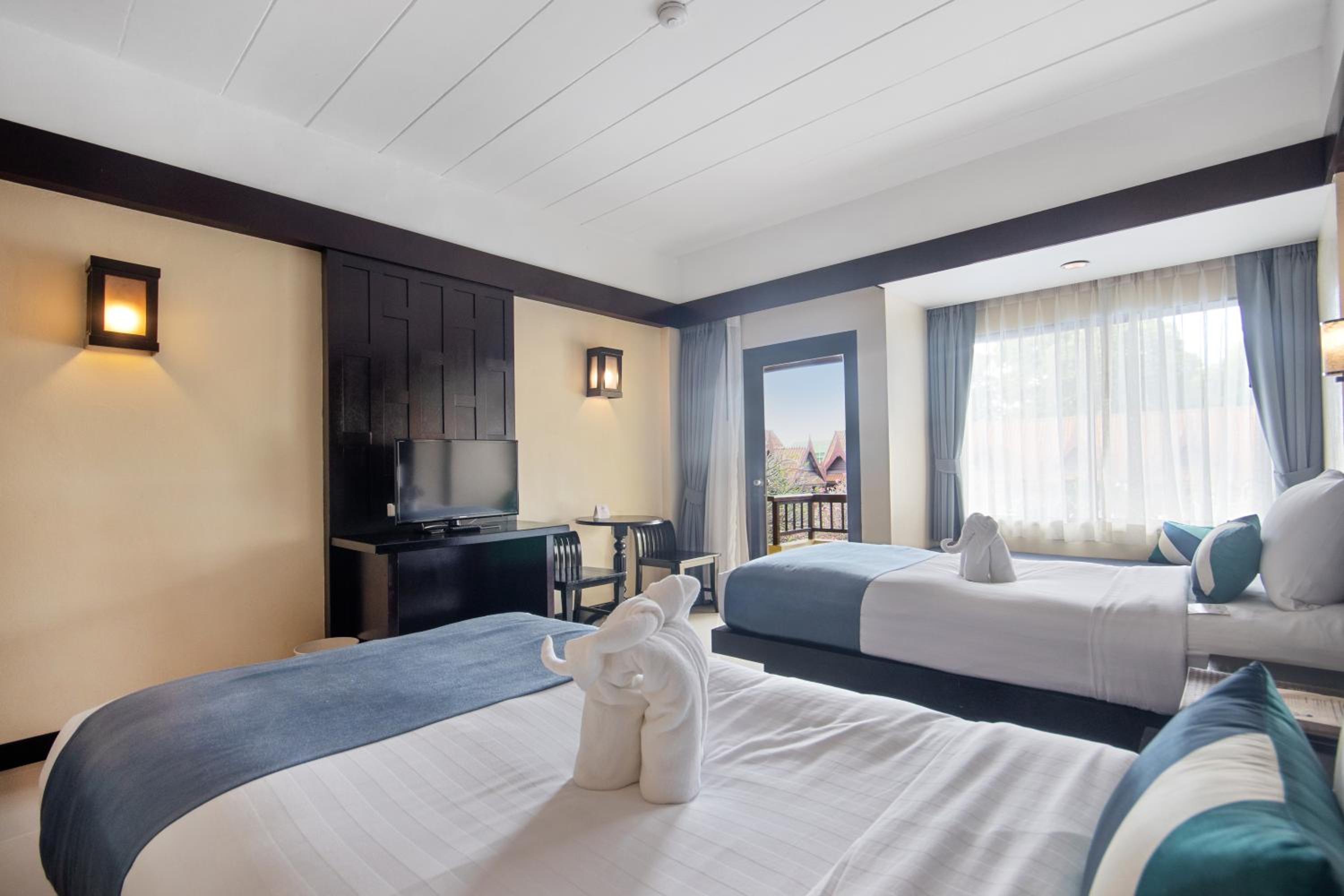 Superior Double or Twin Room with Pool View - Photo 5