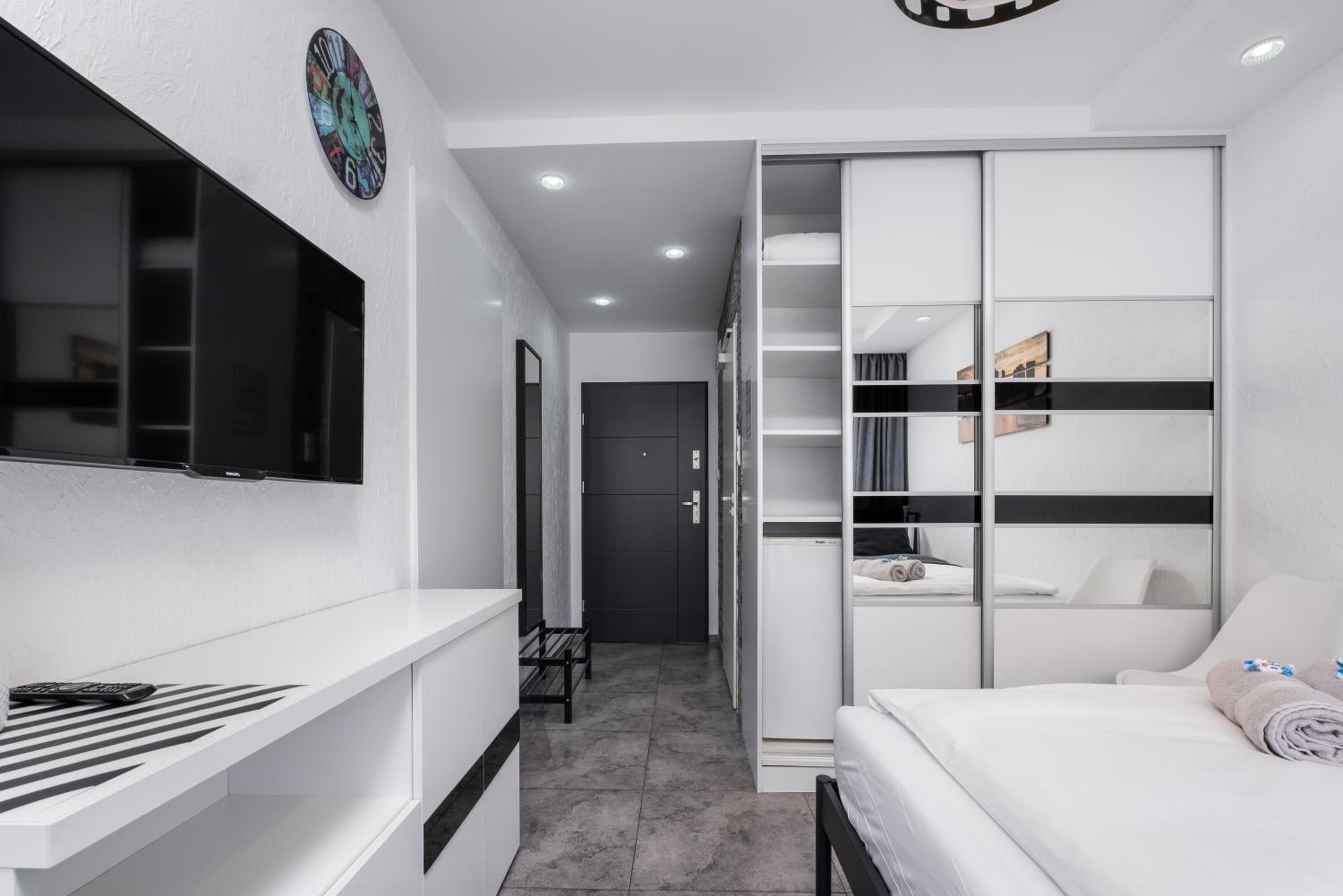 Deluxe Double Room with Balcony - Photo 5