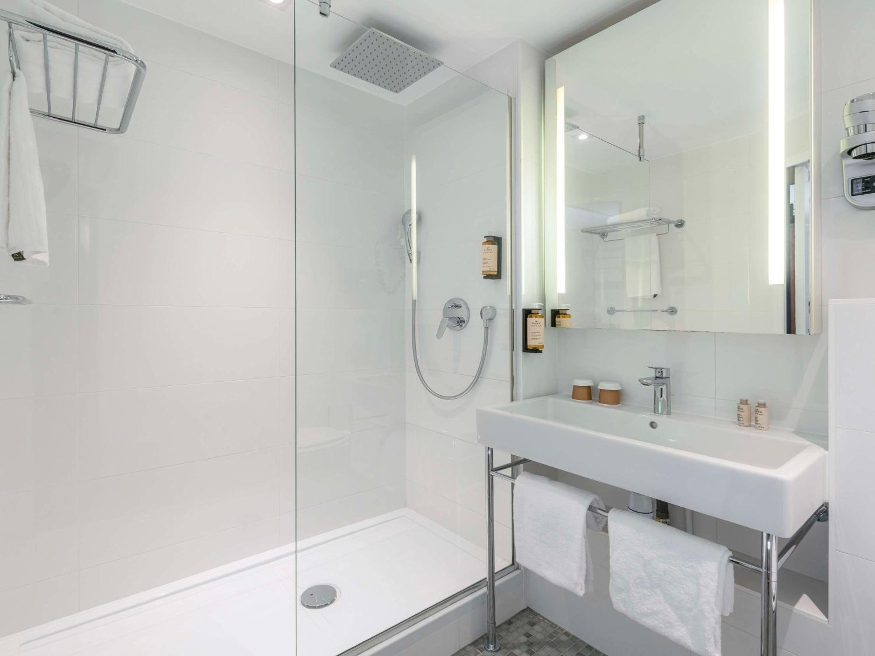 Privilege room queen-size double bed and 1 sofa bed for 1 person