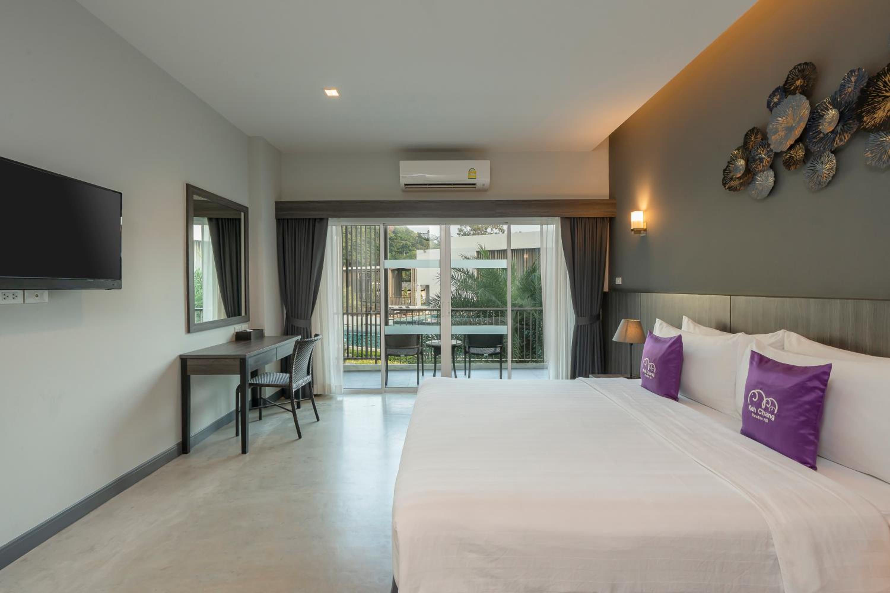Deluxe Double or Twin Room with Pool View - Photo 1