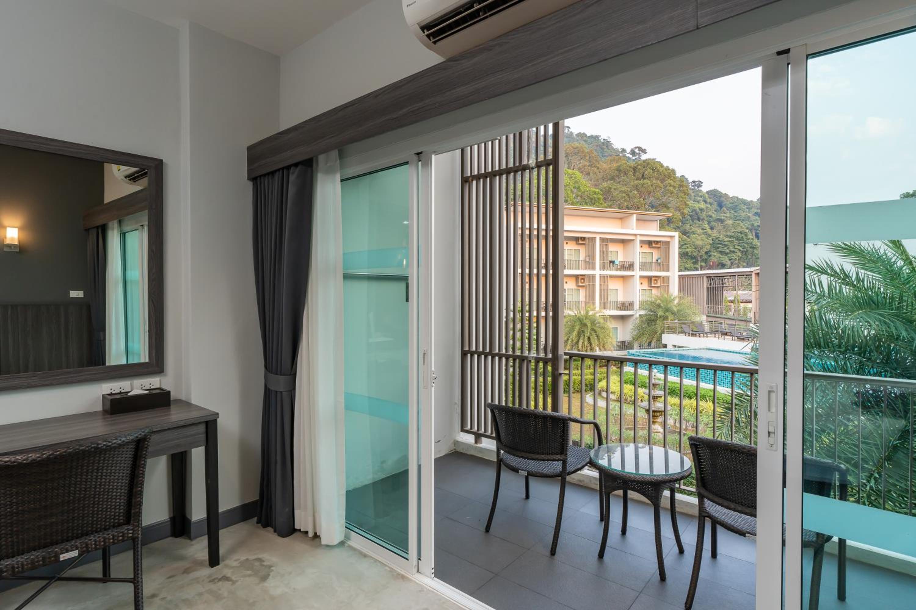 Deluxe Double or Twin Room with Pool View - Photo 3
