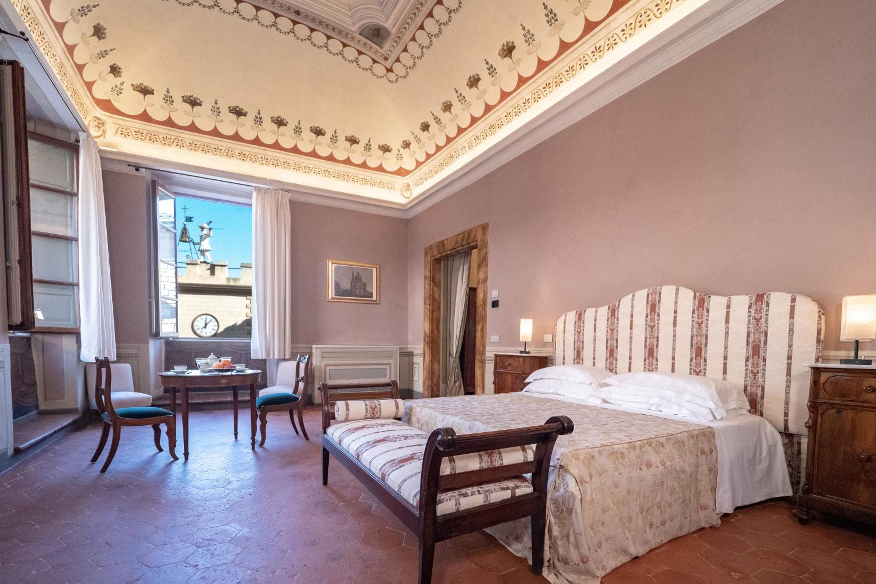 Superior Suite - Photo 37
