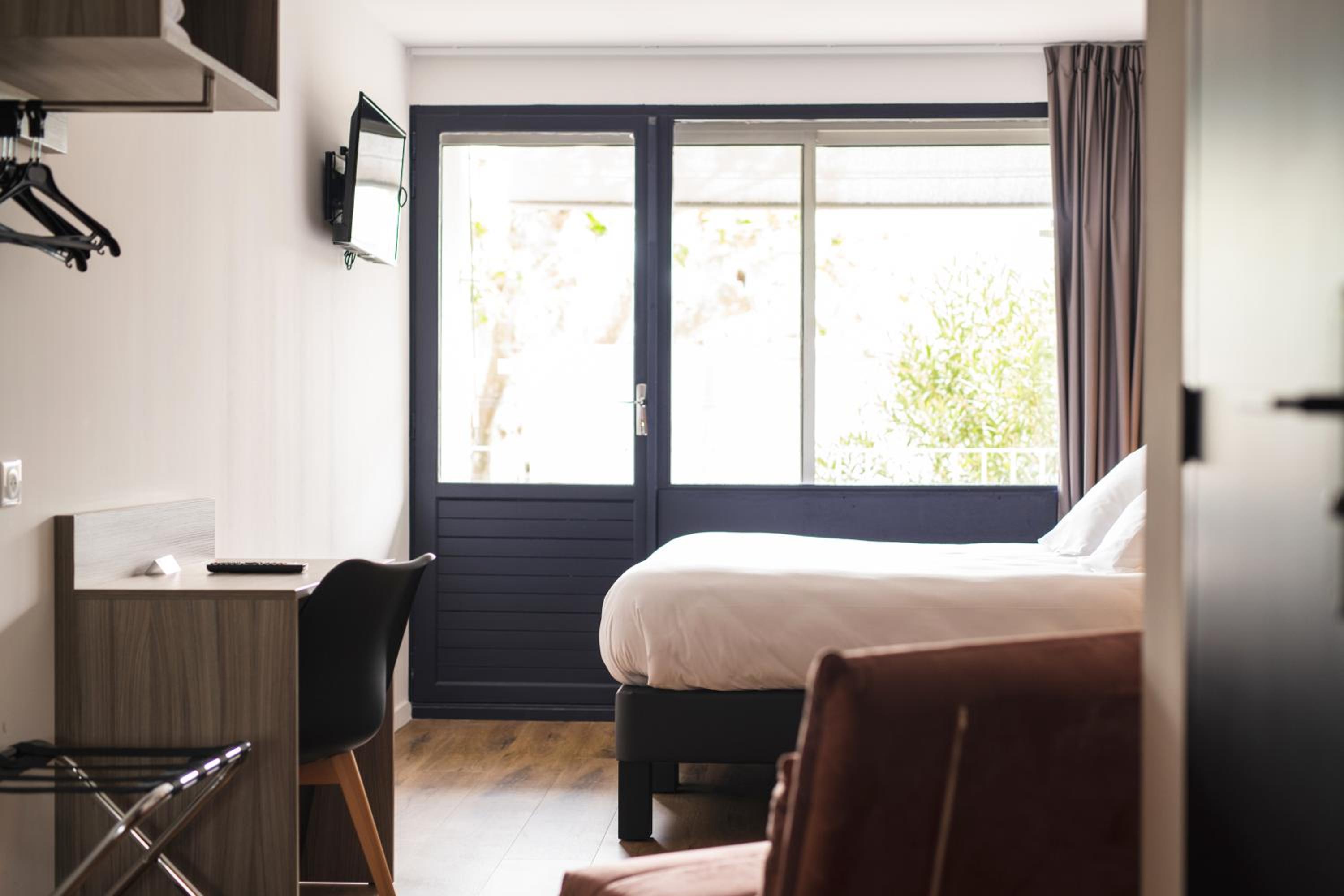 Junior Suite with Balcony thumbnail 5