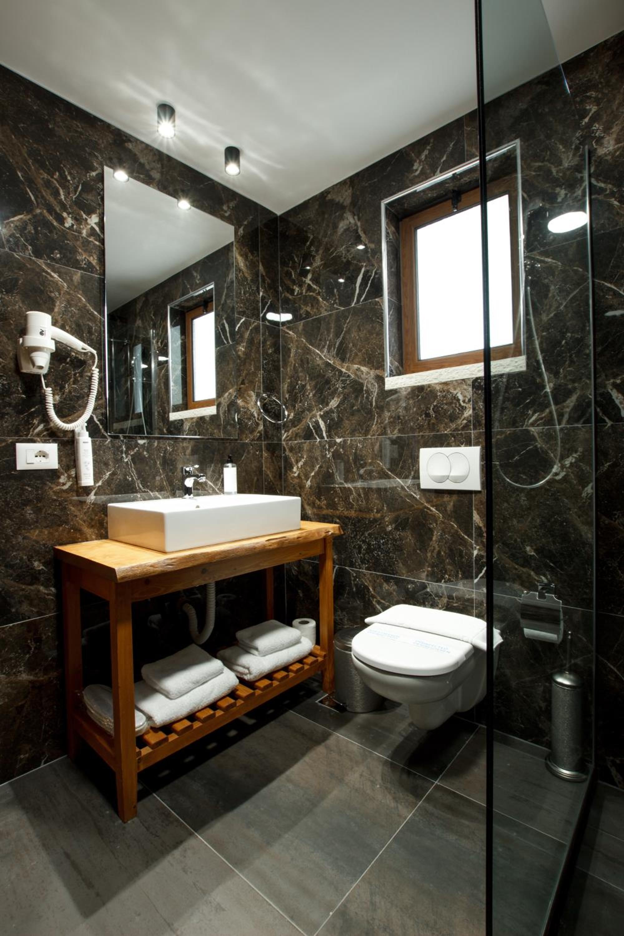 Deluxe King Suite photo 2