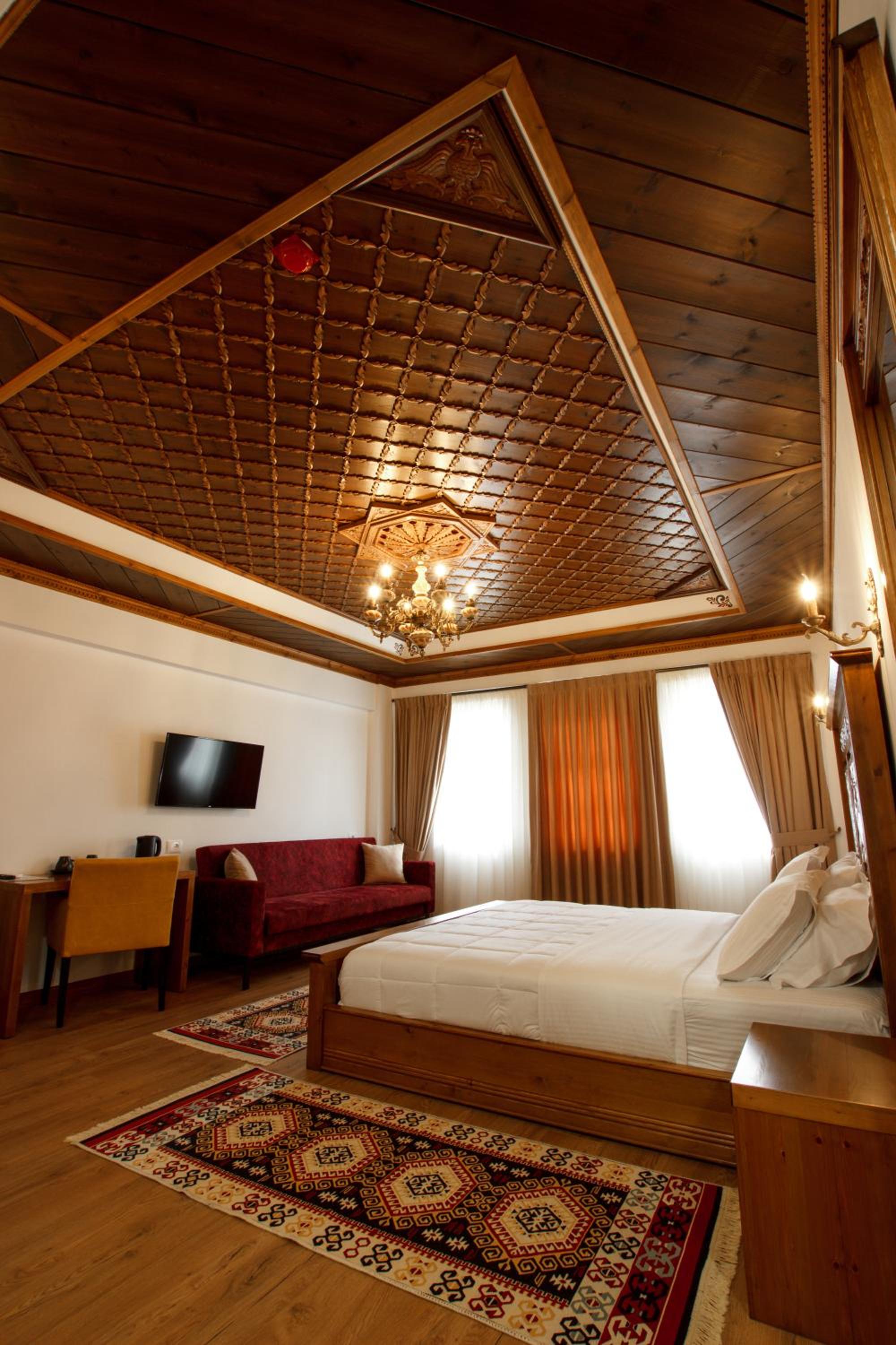 Deluxe King Suite photo 1