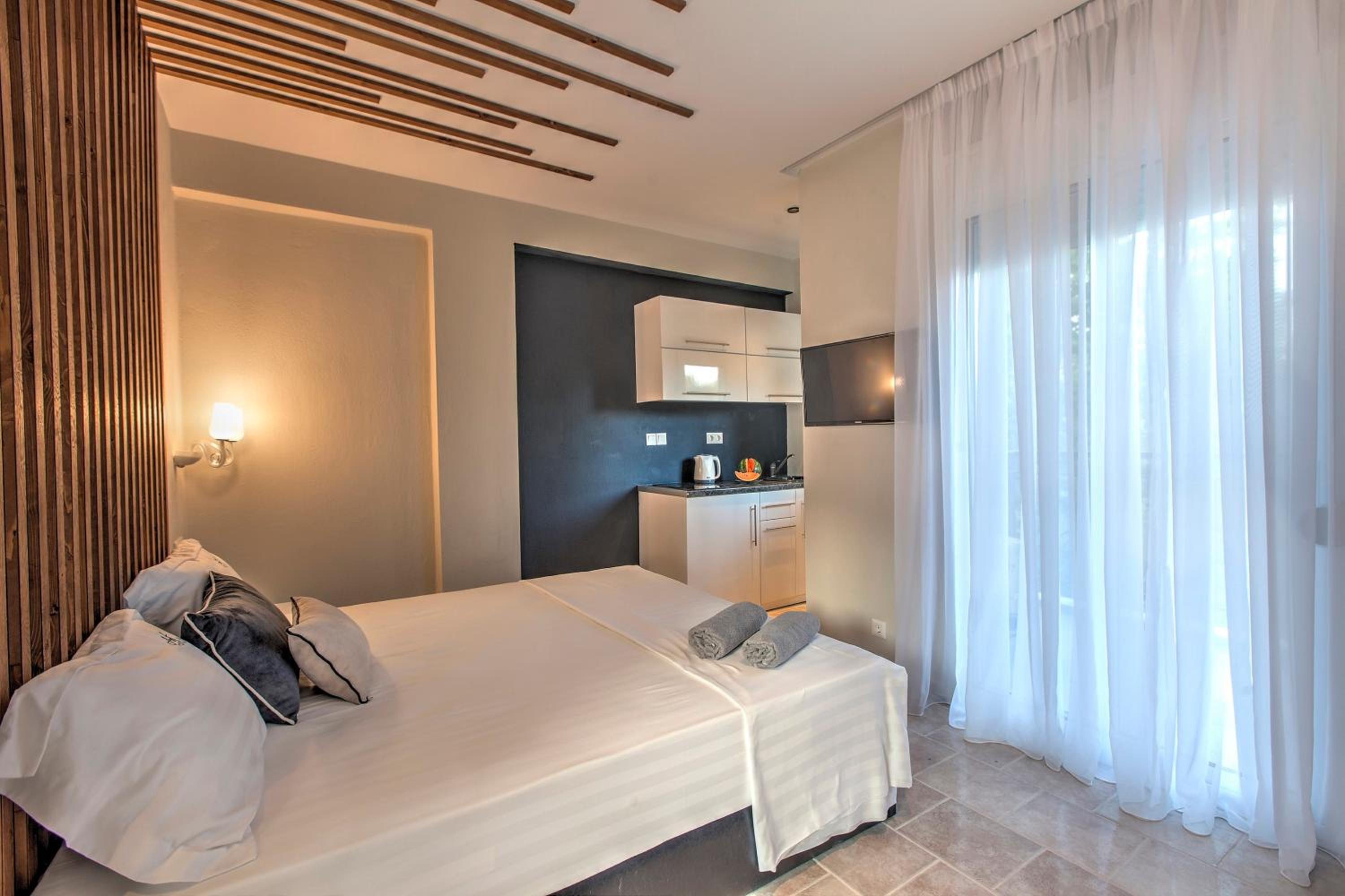 Deluxe Double Room with Balcony and Sea View photo 3