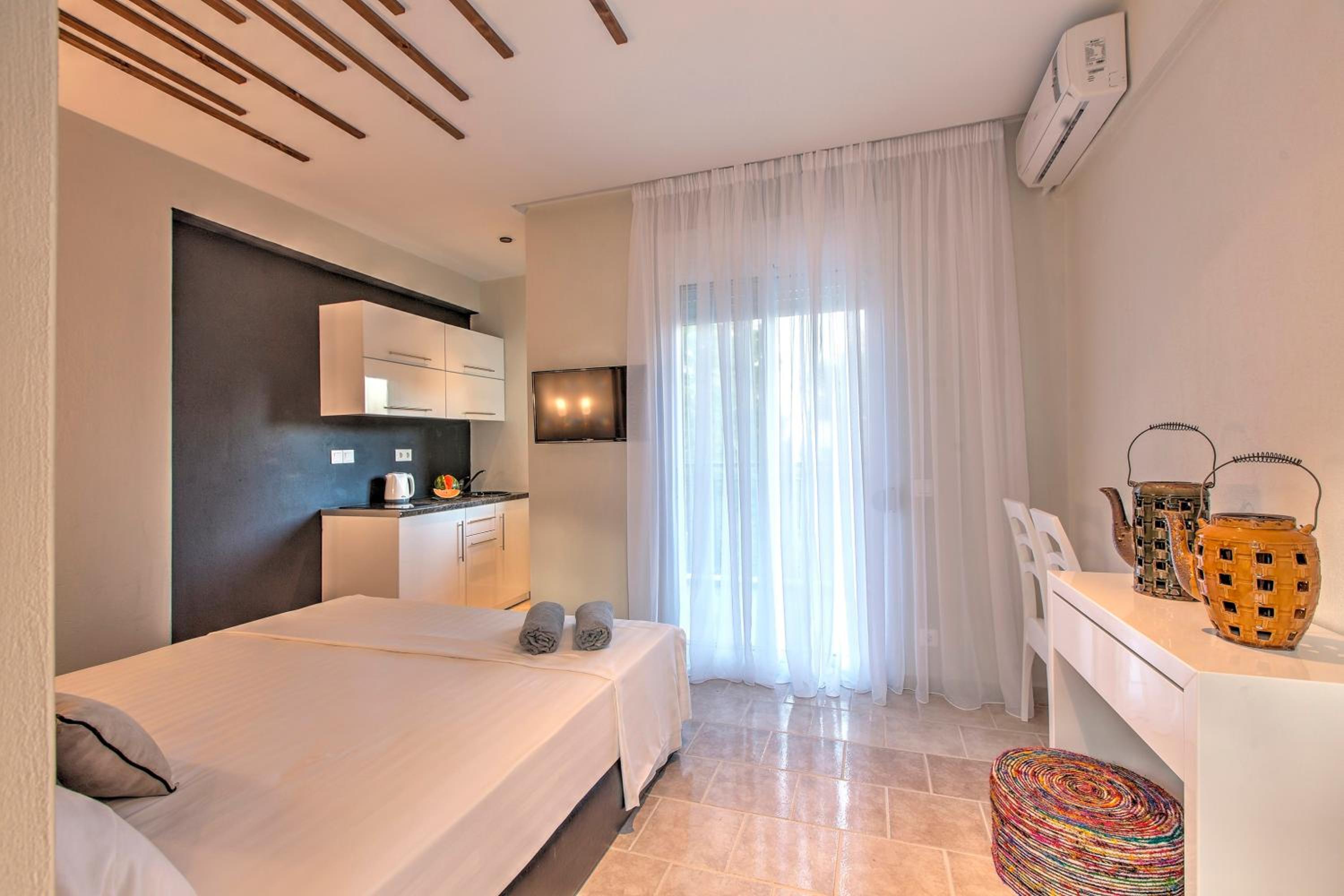 Deluxe Double Room with Balcony and Sea View photo 2