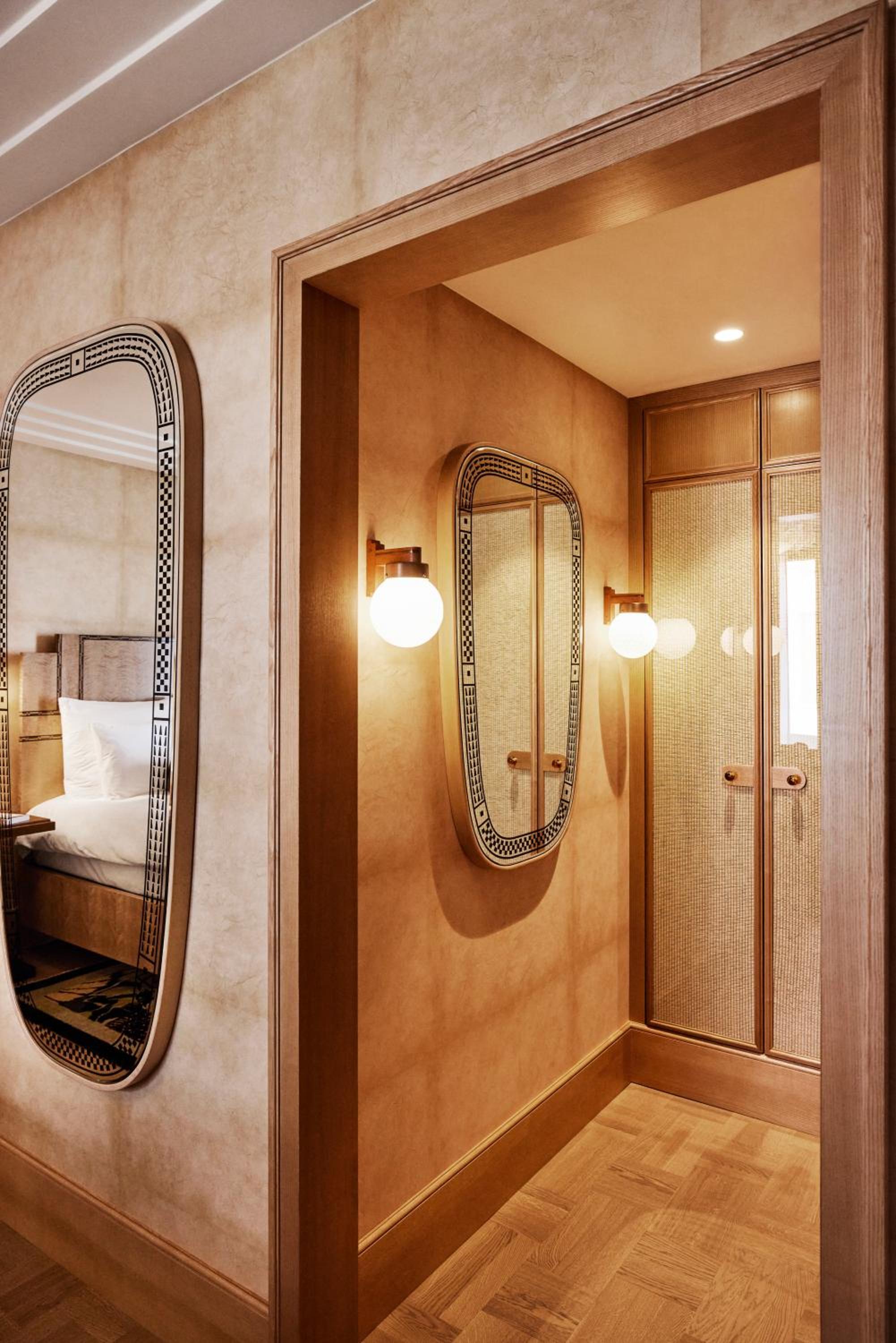 Deluxe Room - Photo 5
