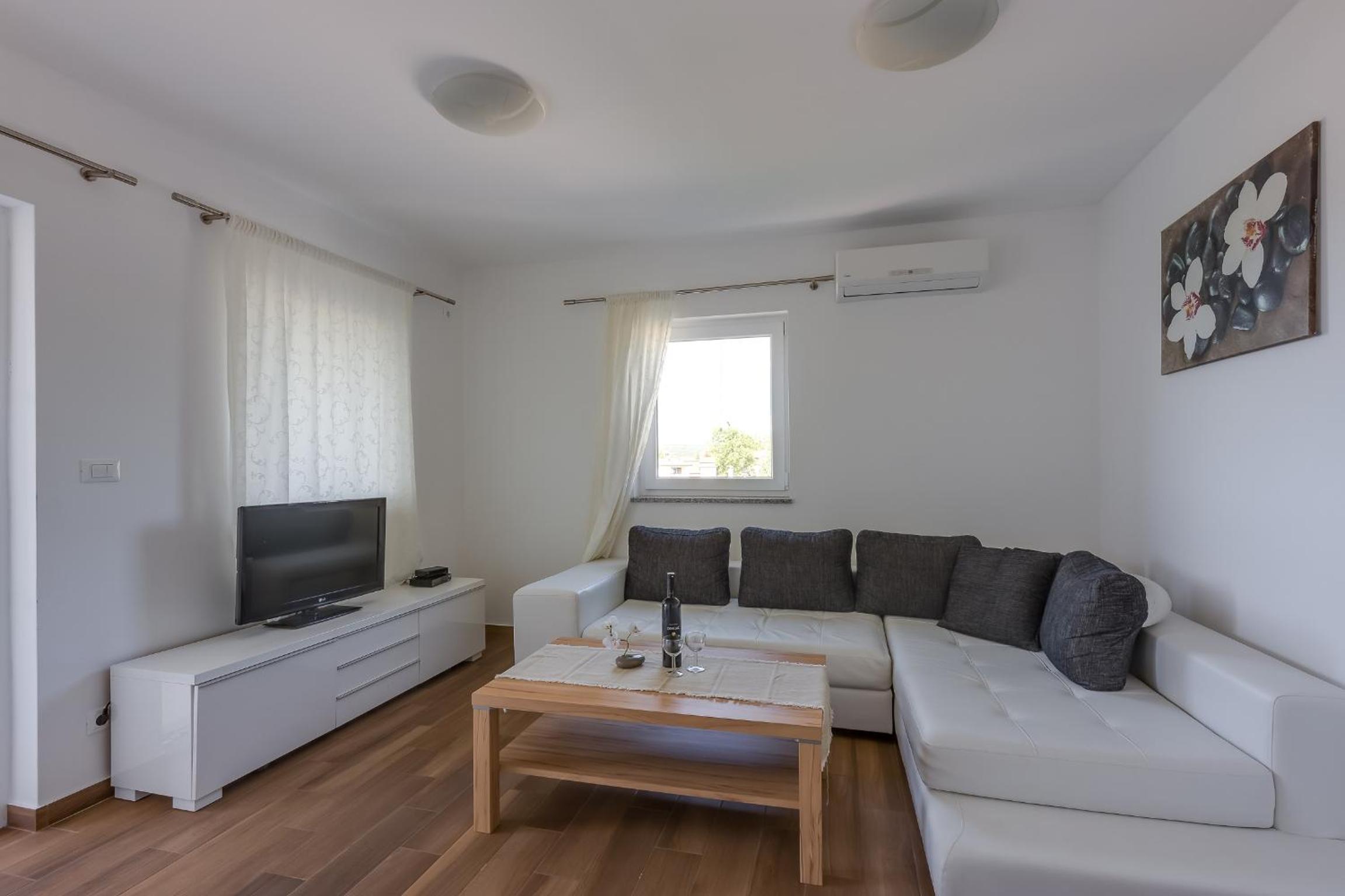 Apartment with Balcony photo 3