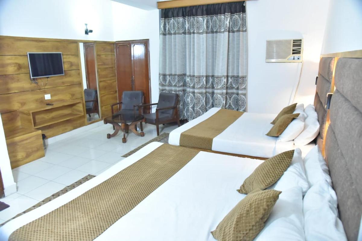 Family Room - Photo 2