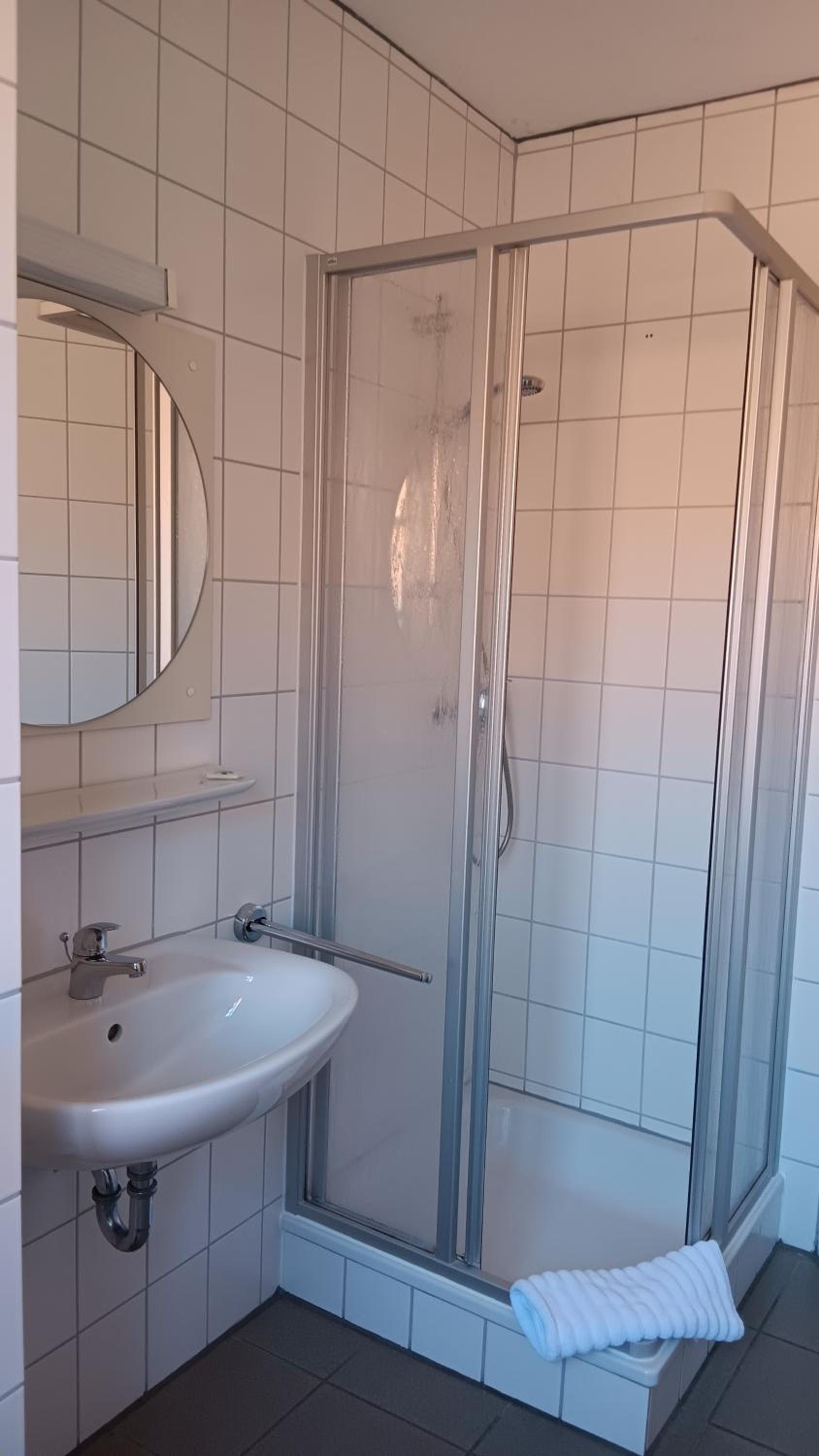 Single Room with Private Bathroom photo 2