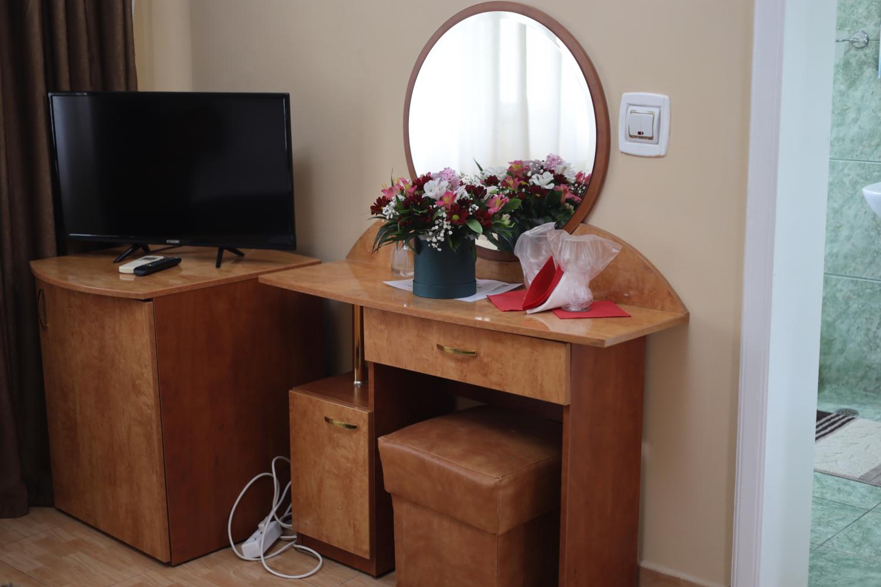 Deluxe Room (2 Adults + 1 Child) - Photo 31