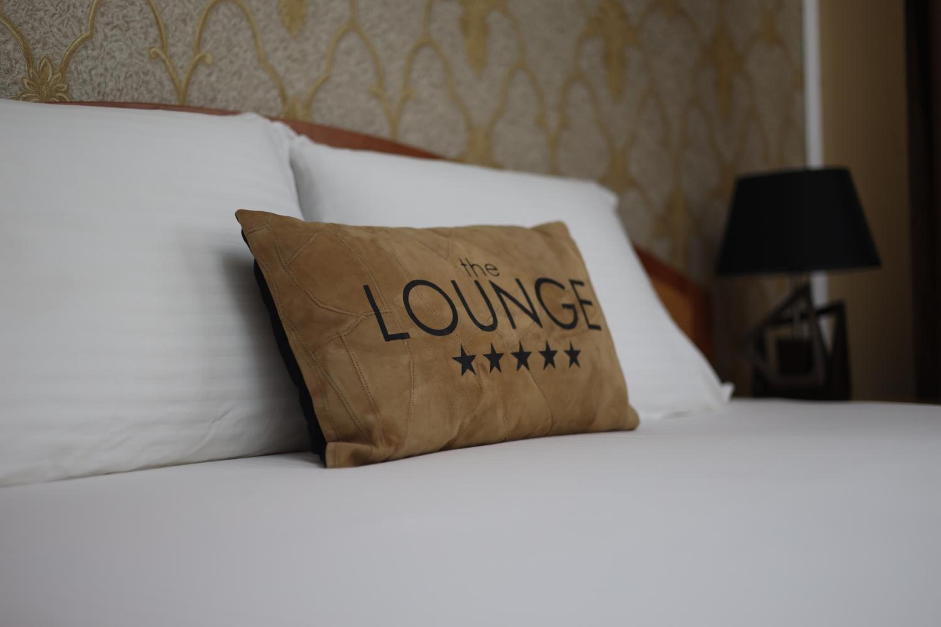 Deluxe Room (2 Adults + 1 Child) - Photo 32