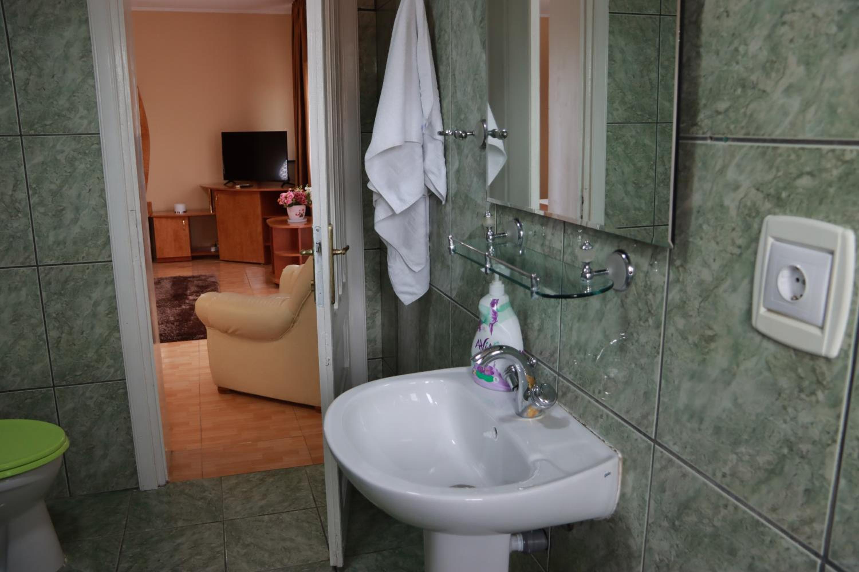 Deluxe Room (2 Adults + 1 Child) - Photo 19