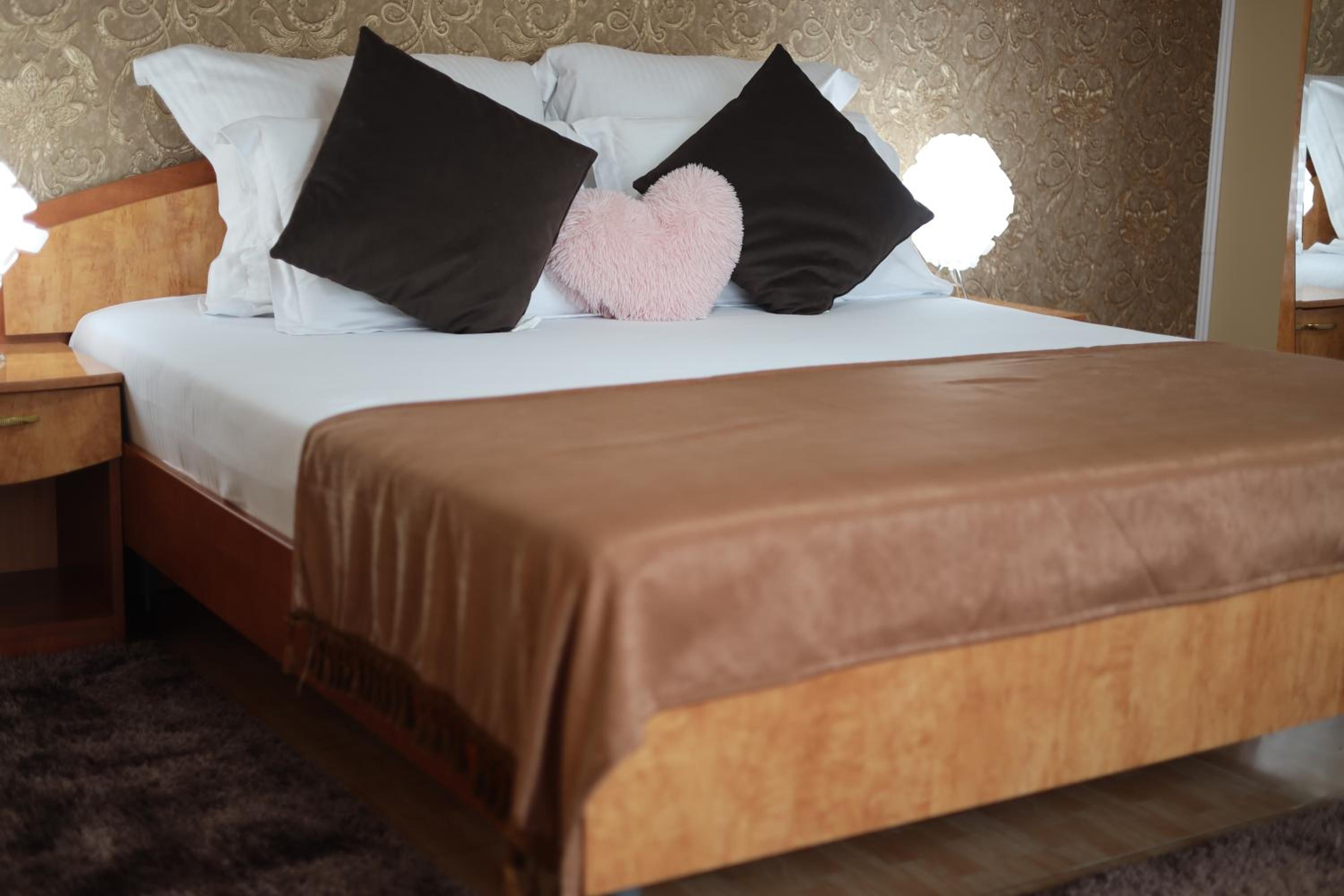 Deluxe Room (2 Adults + 1 Child) - Photo 26