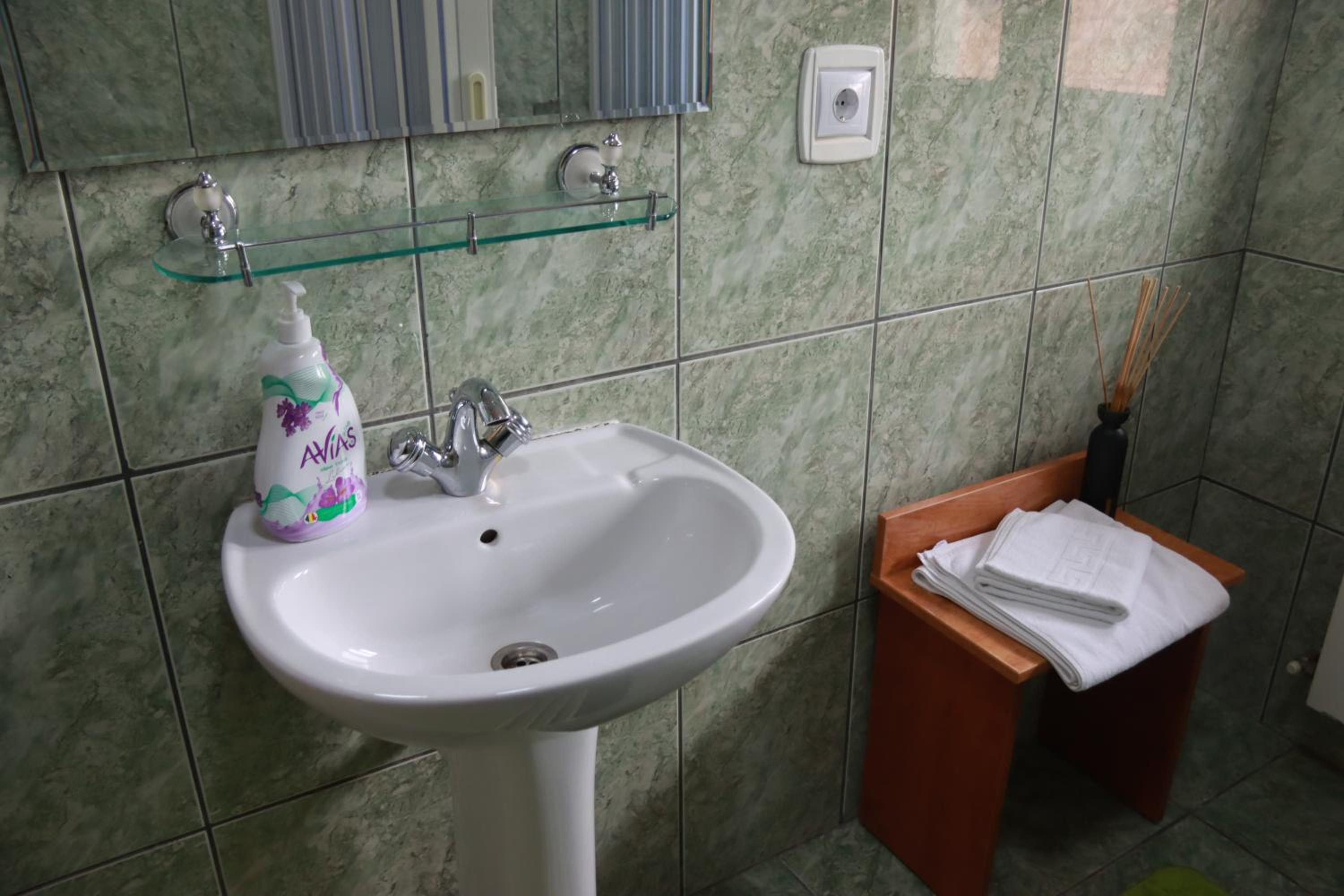 Deluxe Room (2 Adults + 1 Child) - Photo 16