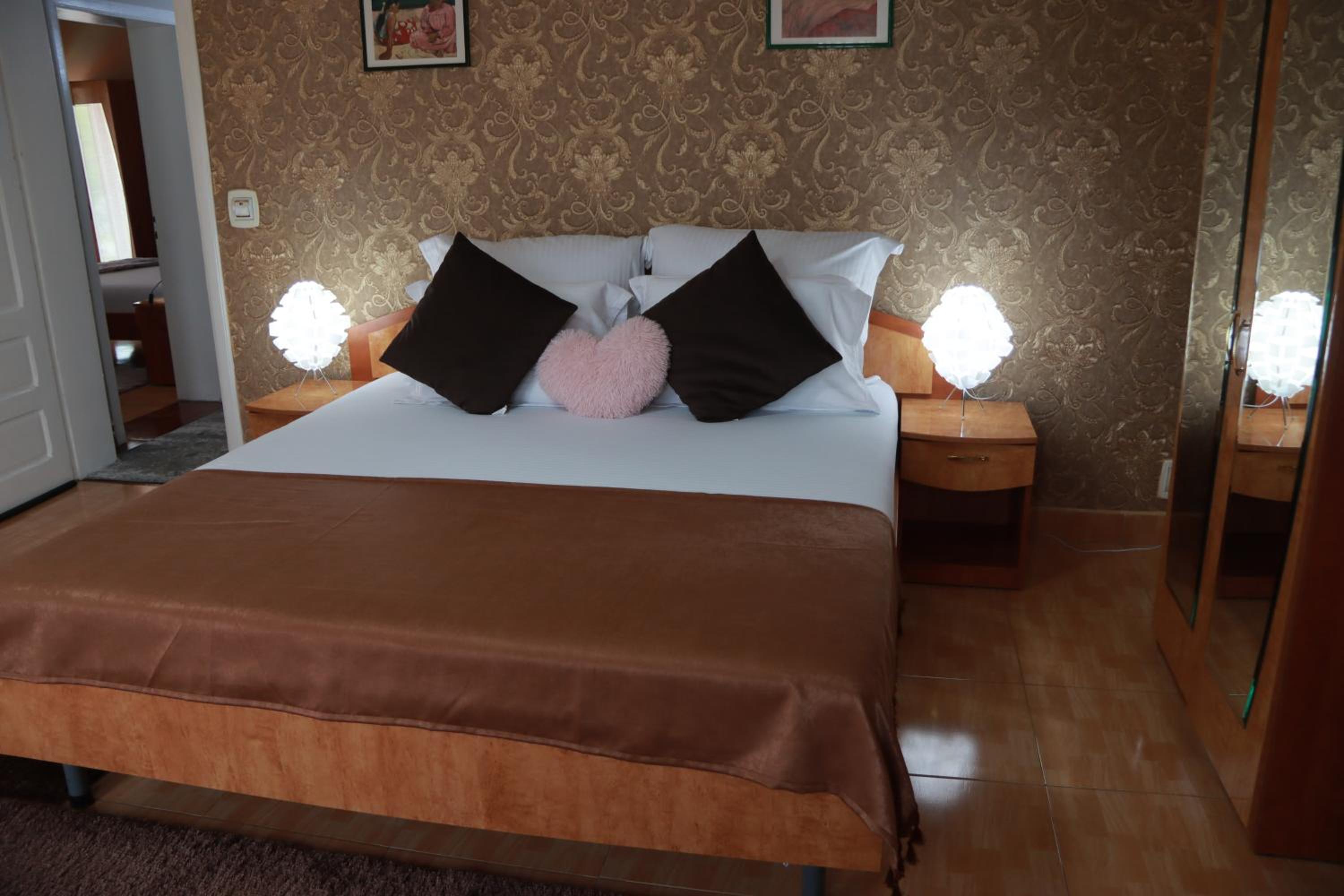 Deluxe Room (2 Adults + 1 Child) - Photo 21