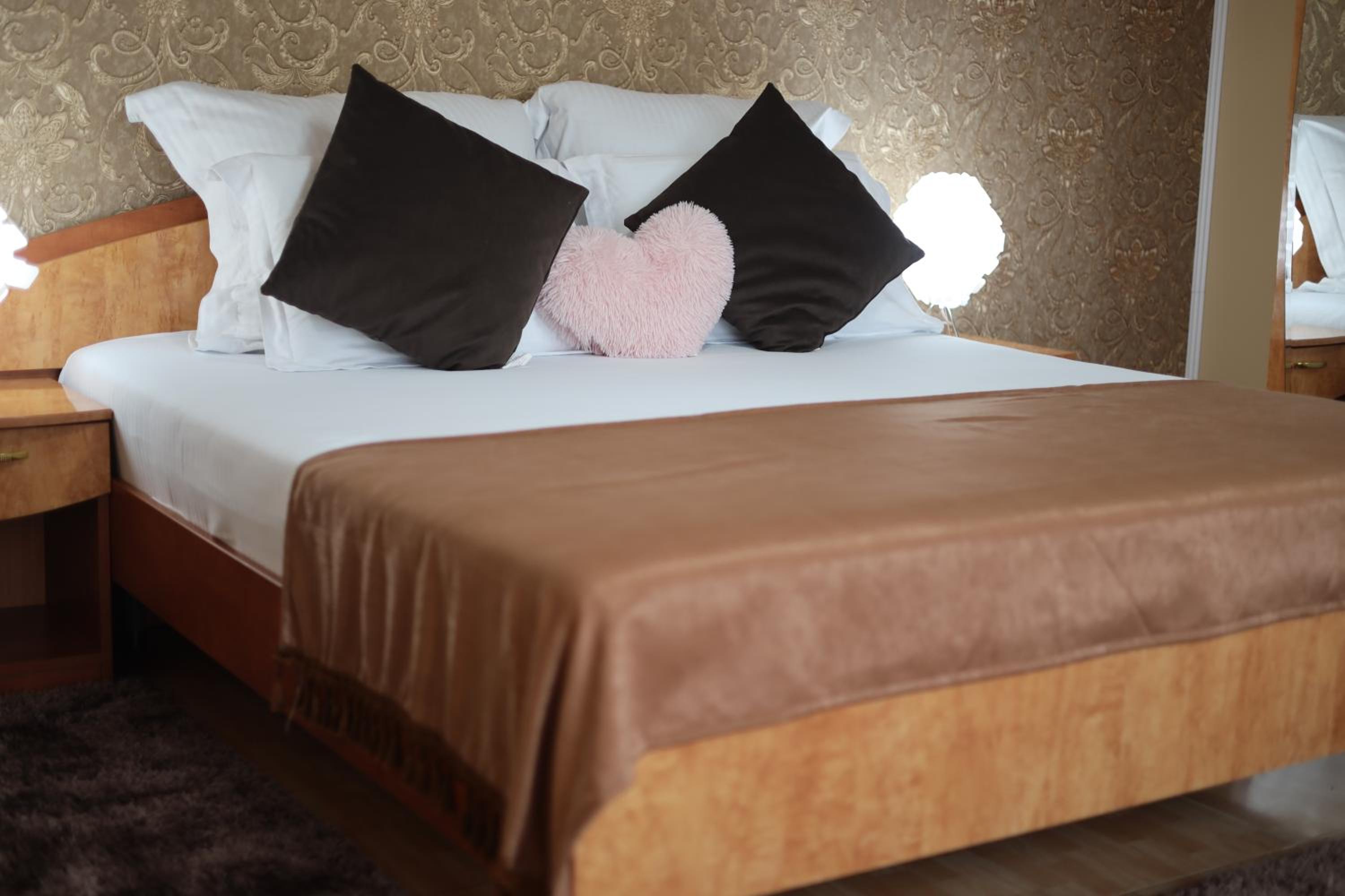 Deluxe Room (2 Adults + 1 Child) - Photo 22