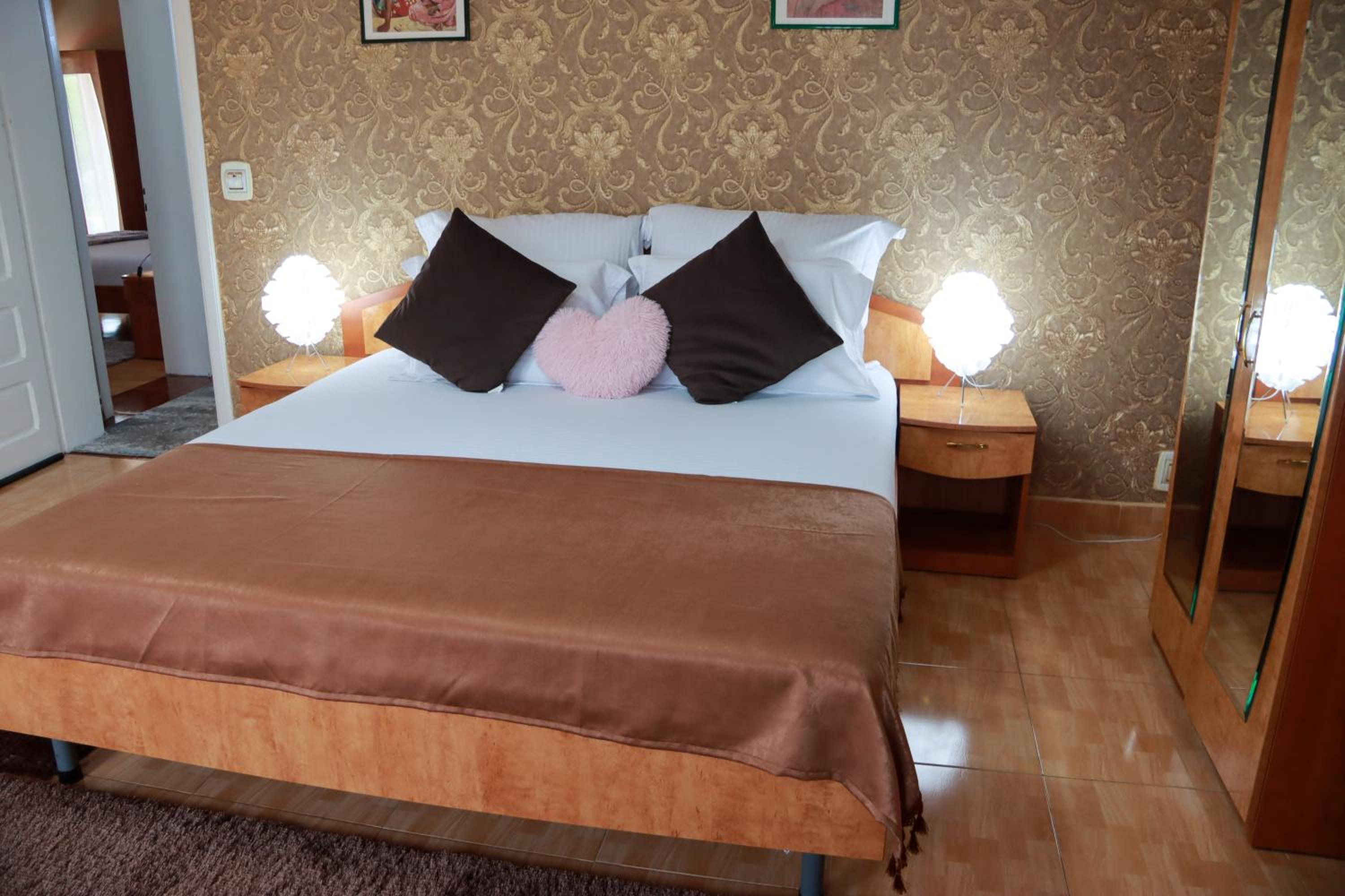 Deluxe Room (2 Adults + 1 Child) - Photo 1