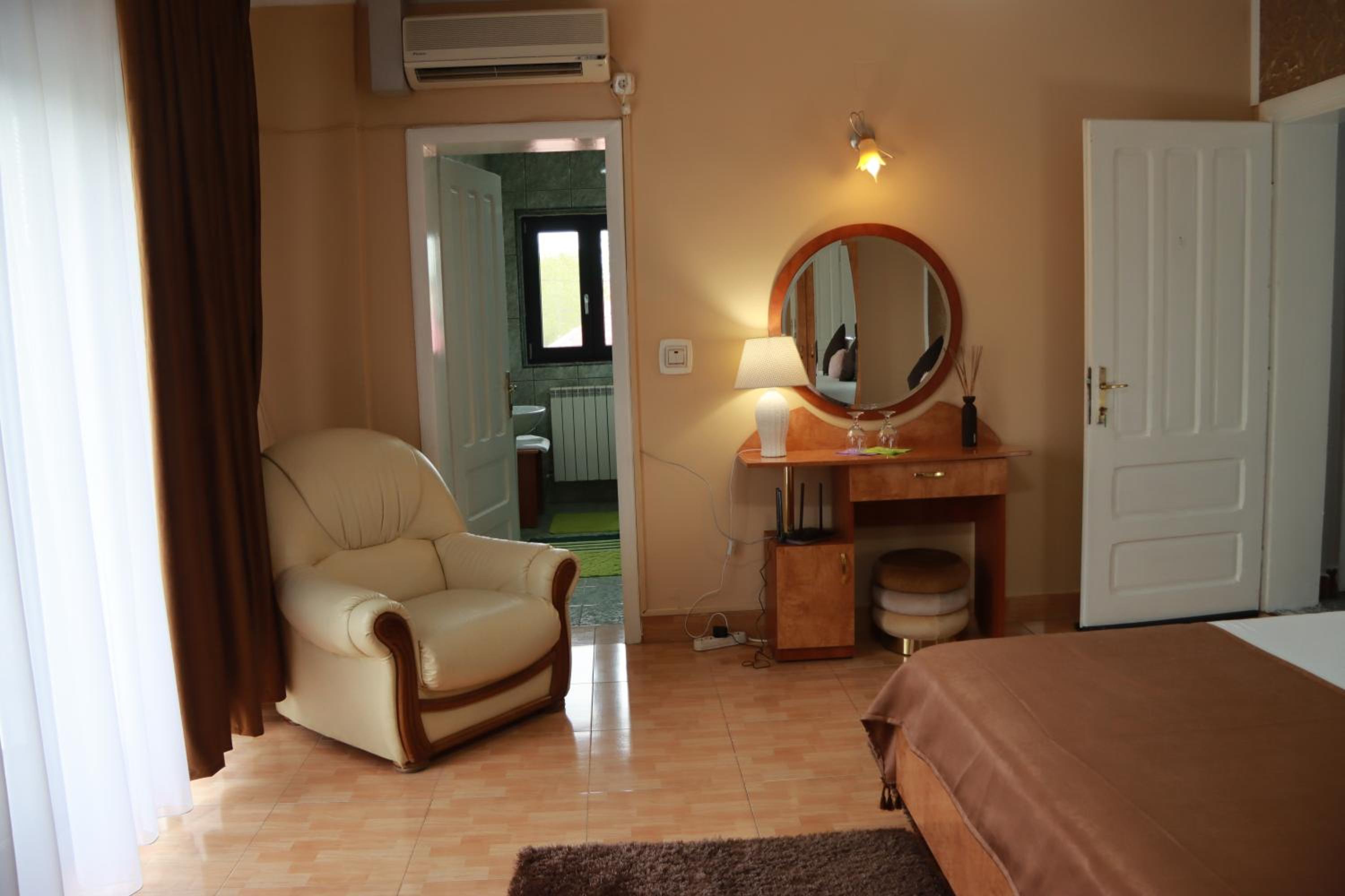 Deluxe Room (2 Adults + 1 Child) - Photo 8