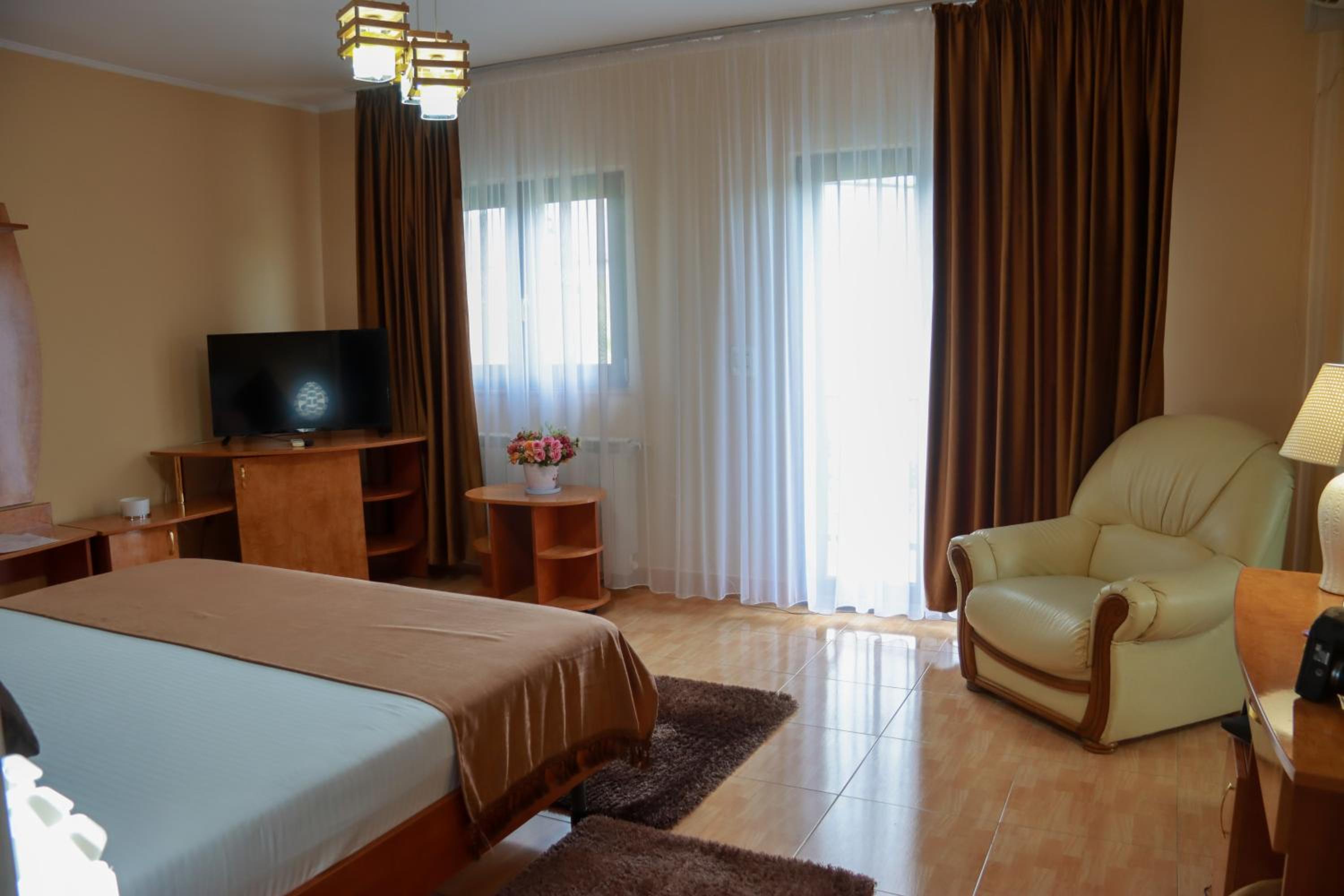 Deluxe Room (2 Adults + 1 Child) - Photo 10